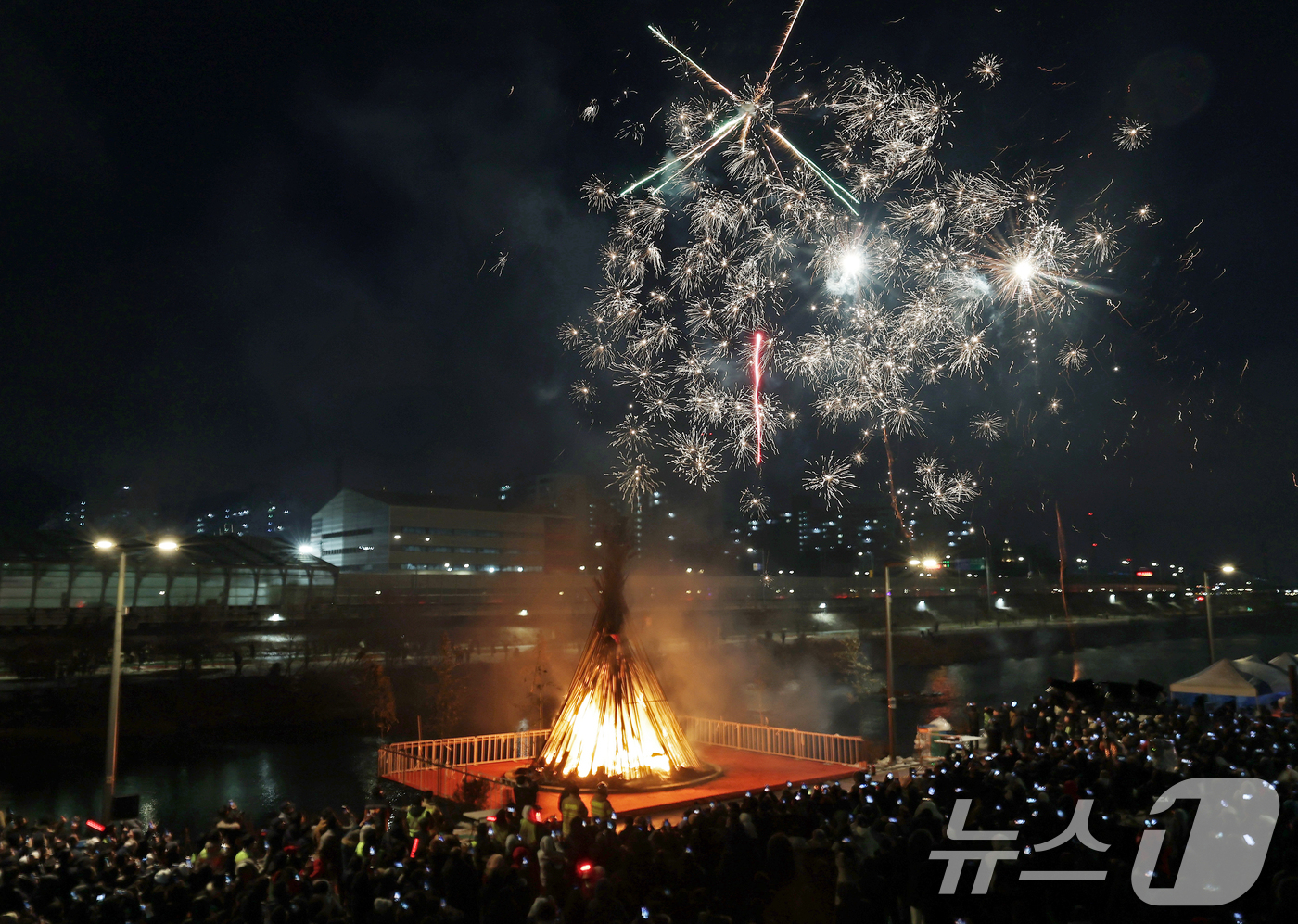 (서울=뉴스1) 오대일 기자 = 정월대보름인 12일 오후 서울 도봉구 중랑천변에서 열린 정월대보름 달맞이 행사에서 시민들이 타오르는 달집과 불꽃놀이을 바라보며 한해의 건강과 풍요를 …