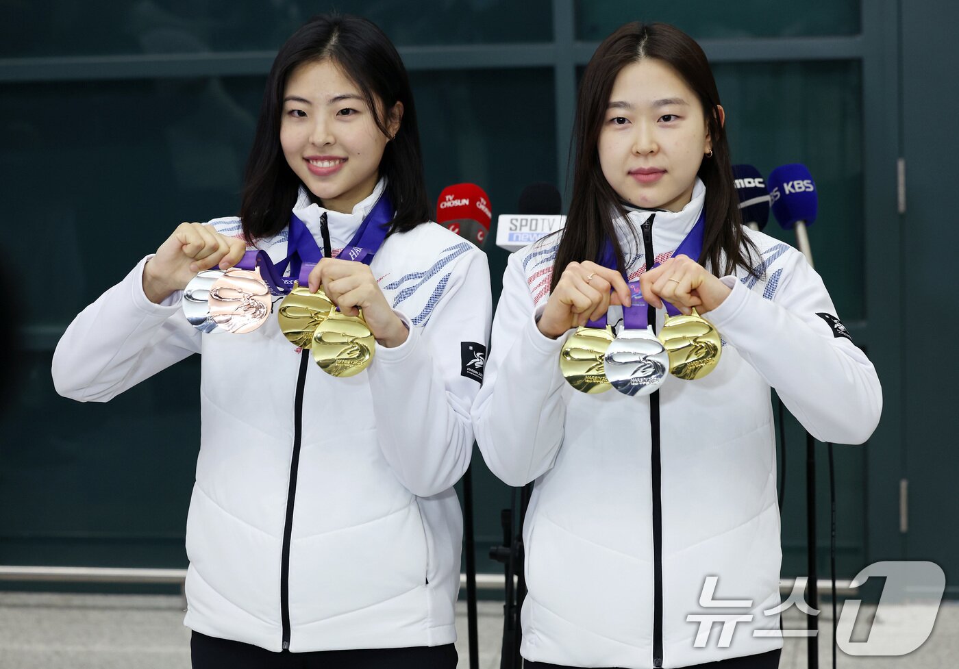본문 이미지 - 스피드스케이팅 김민선(오른쪽)과 이나현이 제9회 하얼빈 동계아시안게임 출전을 마치고 12일 오후 인천국제공항을 통해 귀국해 기념사진을 찍고 있다. 스피드스케이팅 대표팀은 이번 대회에서 금메달 3개, 은메달 5개, 동메달 4개를 수확했다. 2025.2.12/뉴스1 ⓒ News1 이동해 기자
