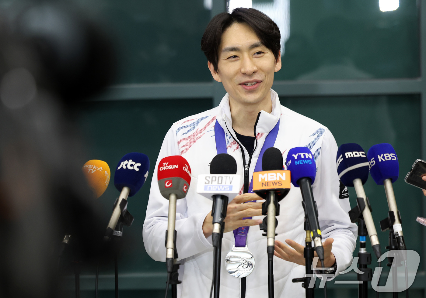 (인천공항=뉴스1) 이동해 기자 = 스피드스케이팅 이승훈이 제9회 하얼빈 동계아시안게임 출전을 마치고 12일 오후 인천국제공항을 통해 귀국해 인터뷰를 하고 있다.이승훈은 동계 아시 …