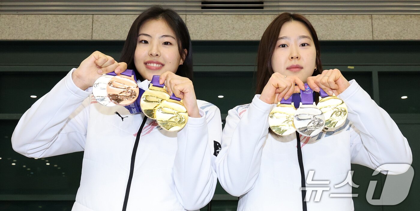 본문 이미지 - 스피드스케이팅 김민선&#40;오른쪽&#41;과 이나현이 제9회 하얼빈 동계아시안게임 출전을 마치고 12일 오후 인천국제공항을 통해 귀국해 기념사진을 찍고 있다. 스피드스케이팅 대표팀은 이번 대회에서 금메달 3개, 은메달 5개, 동메달 4개를 수확했다. 2025.2.12/뉴스1 ⓒ News1 이동해 기자