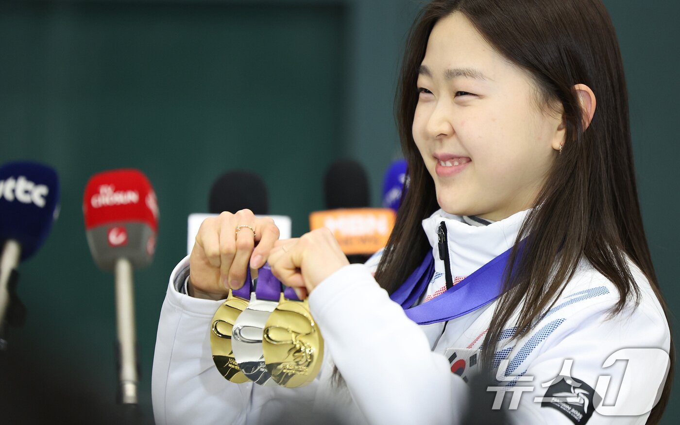 본문 이미지 - 스피드스케이팅 김민선이 제9회 하얼빈 동계아시안게임 출전을 마치고 12일 오후 인천국제공항을 통해 귀국해 메달을 들어보이고 있다. 스피드스케이팅 대표팀은 이번 대회에서 금메달 3개, 은메달 5개, 동메달 4개를 수확했다. 2025.2.12/뉴스1 ⓒ News1 이동해 기자