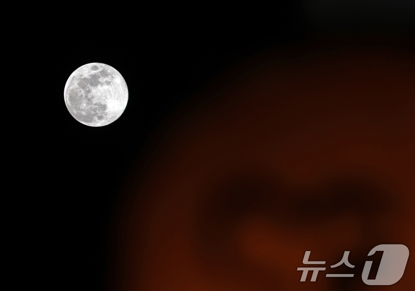 (서울=뉴스1) 오대일 기자 = 정월대보름인 12일 서울 종로구의 도심 빌딩숲 사이로 새해 첫 보름달이 두둥실 떠 있다. 2025.2.12/뉴스1
