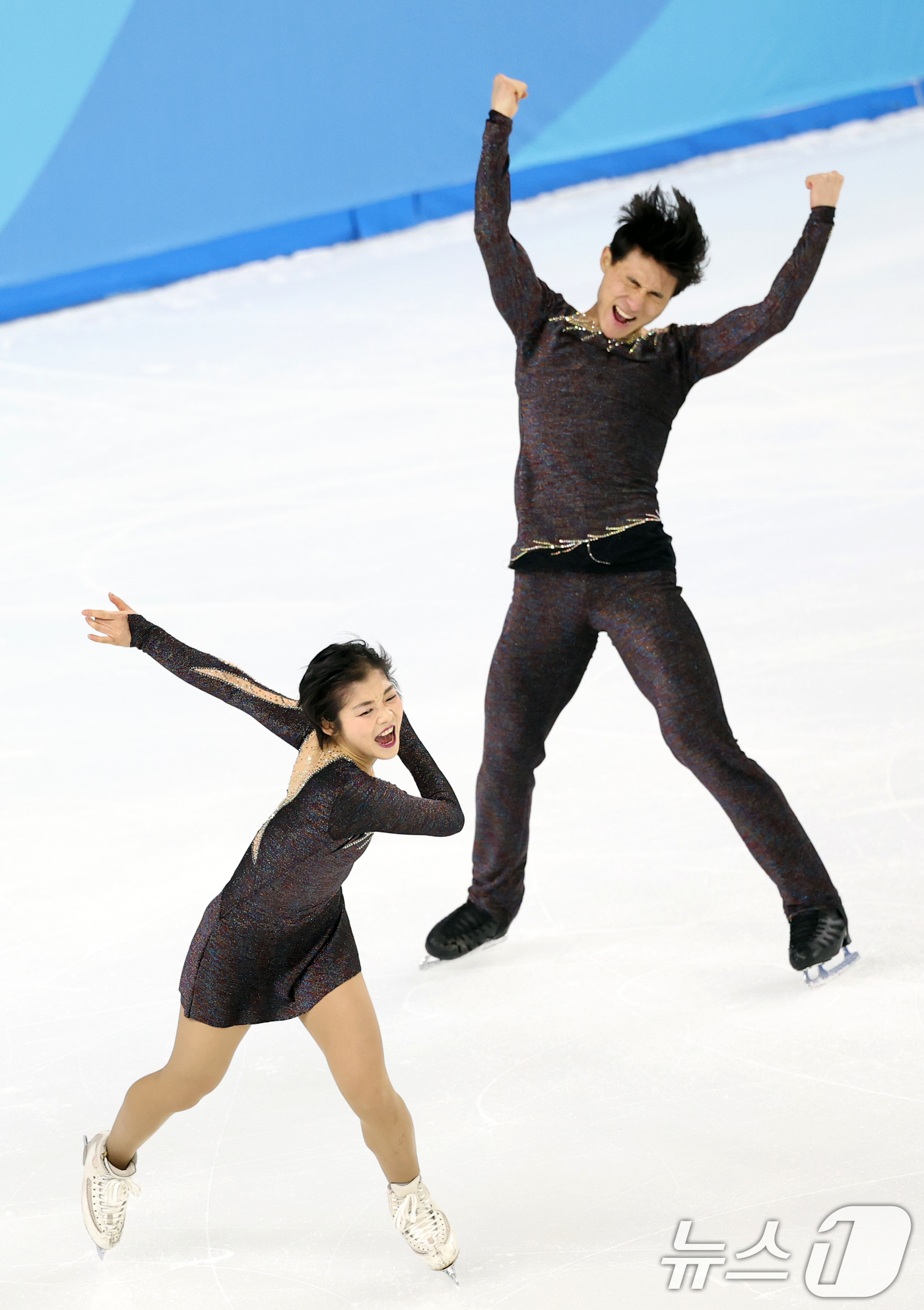 (하얼빈(중국)=뉴스1) 이승배 기자 = 북한 피겨 페어 렴대옥·한금철이 12일 중국 헤이룽장성 하얼빈 빙상훈련센터 다목적홀에서 열린 하얼빈 동계아시안게임 피겨 페어 프리종목에서 …