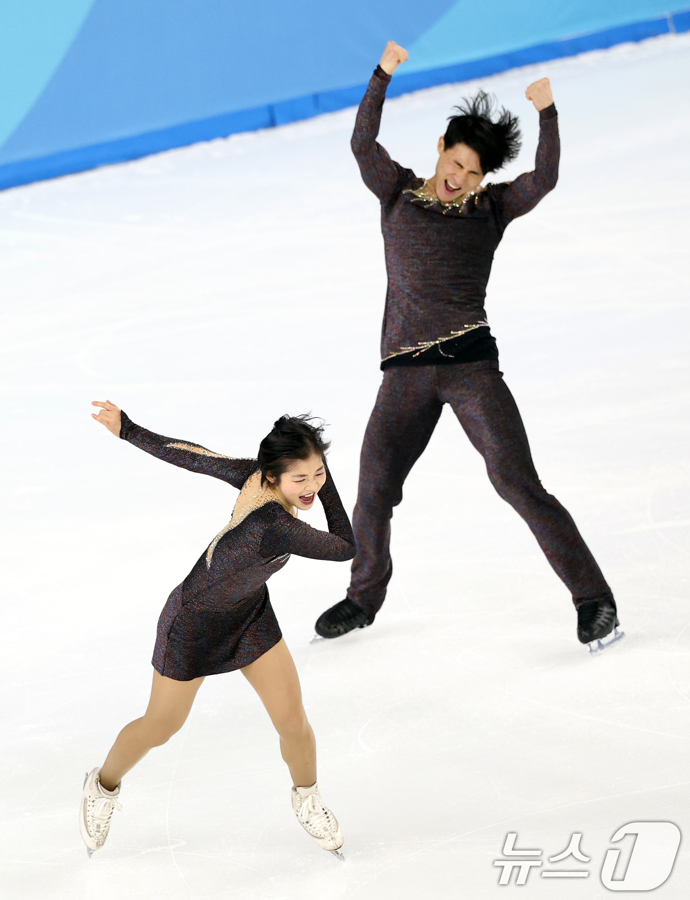 (하얼빈(중국)=뉴스1) 이승배 기자 = 북한 피겨 페어 렴대옥·한금철이 12일 중국 헤이룽장성 하얼빈 빙상훈련센터 다목적홀에서 열린 하얼빈 동계아시안게임 피겨 페어 프리종목에서 …