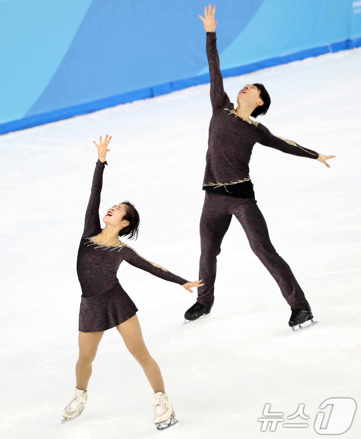 (하얼빈(중국)=뉴스1) 이승배 기자 = 북한 피겨 페어 렴대옥·한금철이 12일 중국 헤이룽장성 하얼빈 빙상훈련센터 다목적홀에서 열린 하얼빈 동계아시안게임 피겨 페어 프리종목에서 …