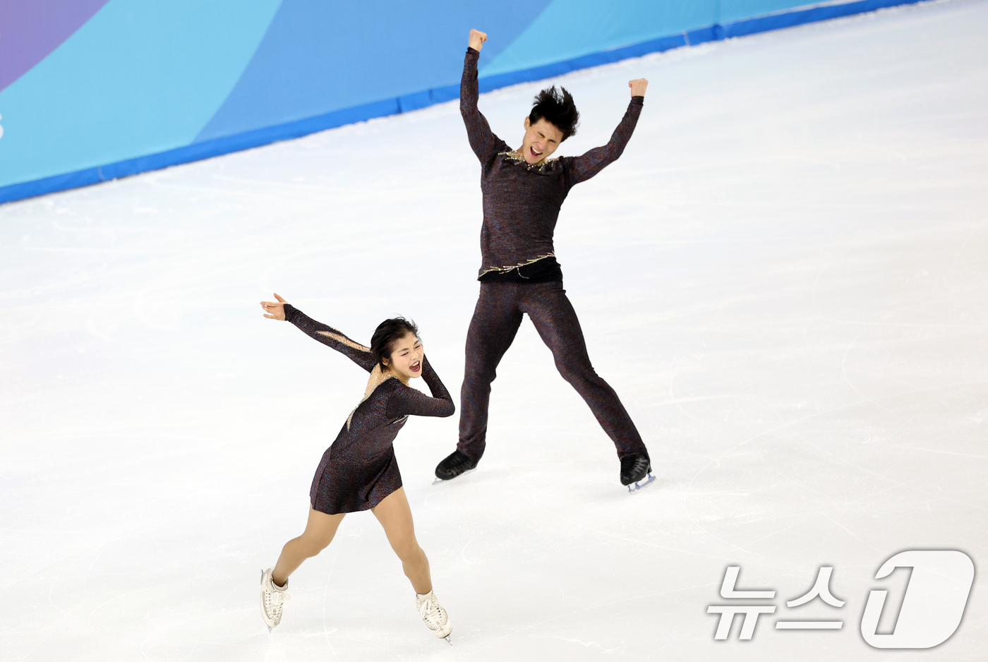 (하얼빈(중국)=뉴스1) 이승배 기자 = 북한 피겨 페어 렴대옥·한금철이 12일 중국 헤이룽장성 하얼빈 빙상훈련센터 다목적홀에서 열린 하얼빈 동계아시안게임 피겨 페어 프리종목에서 …