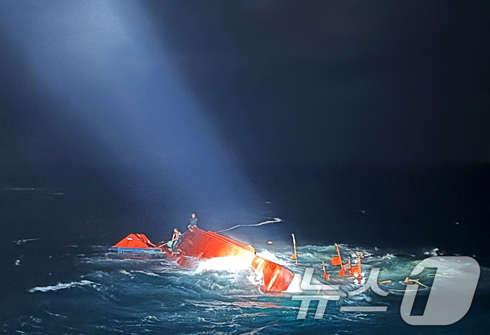 (서울=뉴스1) = 12일 오후 8시쯤 제주 서귀포 해상에서 전복된 2066 재성호 선체에서 선원들이 구조를 기다리고 있다.제주해경에 따르면 이날 오후 7시 56분쯤 제주 서귀포시 …