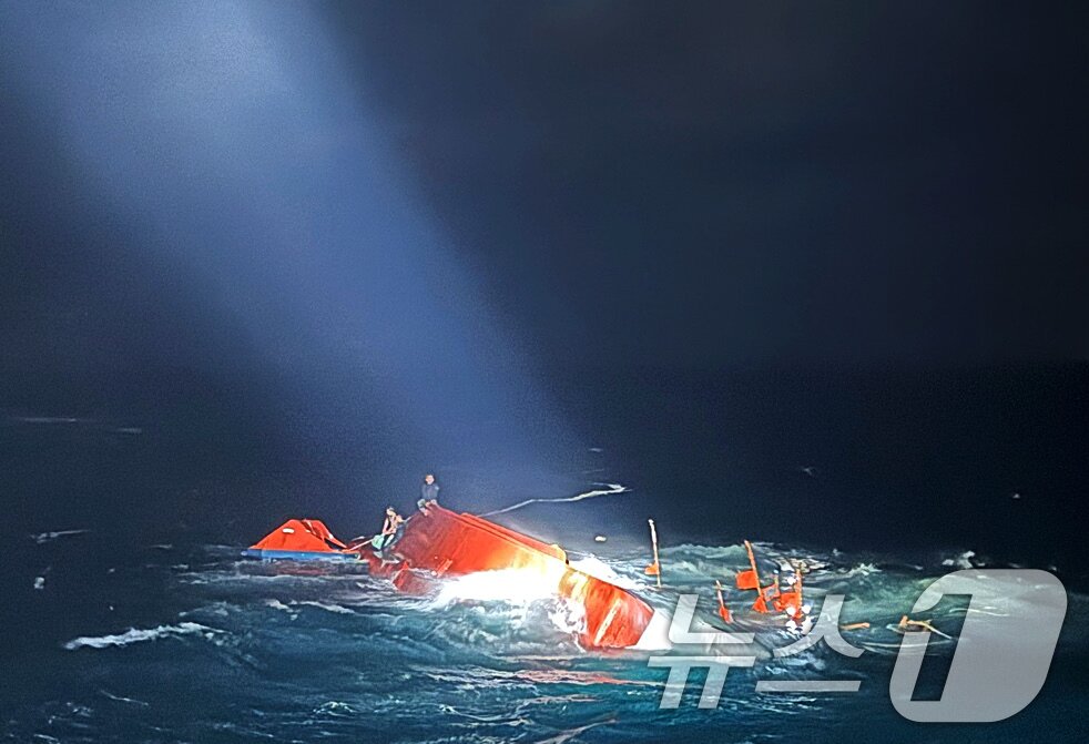 본문 이미지 - 12일 오후 8시쯤 제주 서귀포 해상에서 전복된 2066 재성호 선체에서 선원들이 구조를 기다리고 있다. 제주해경에 따르면 이날 오후 7시 56분쯤 제주 서귀포시 남원항에서 약 8km 떨어진 해상에서 서귀포 선적 근해연승어선 '2066 재성호'가 긴급 구조 신호를 보냈다. 이 어선에는 선장 등 한국인 선원 6명과 외국인 선원 4명 등 10명이 승선한 것으로 알려진 가운데 해경은 현재까지 전복된 선체 등에서 한국인 선장과 외국인 선원 4명 등 5명을 구조했다. (제주해경 제공, 재판매 및 DB금지) 2025.2.12/뉴스1