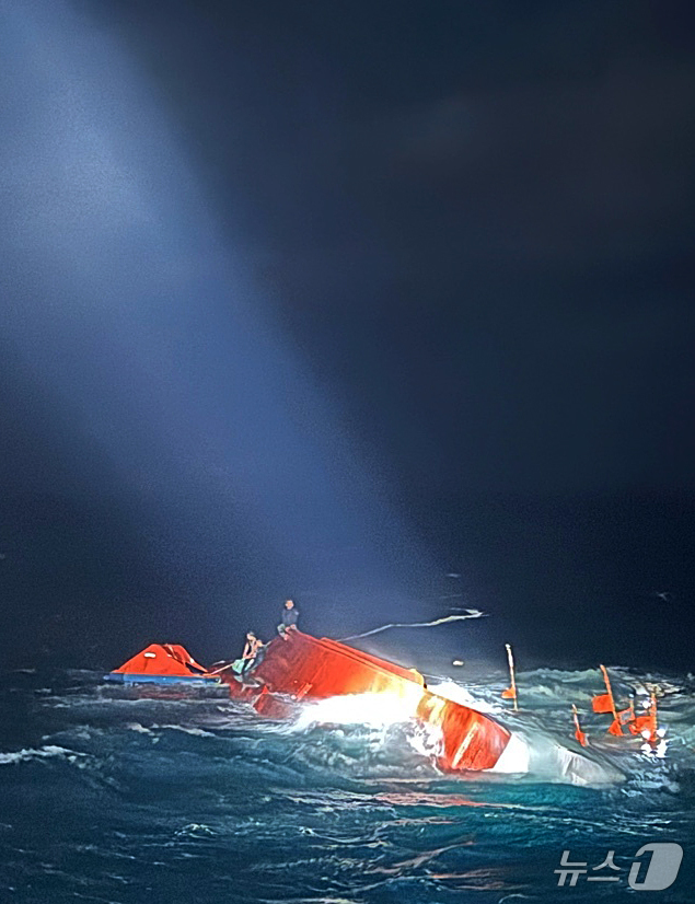 (서울=뉴스1) = 12일 오후 8시쯤 제주 서귀포 해상에서 전복된 2066 재성호 선체에서 선원들이 구조를 기다리고 있다.제주해경에 따르면 이날 오후 7시 56분쯤 제주 서귀포시 …