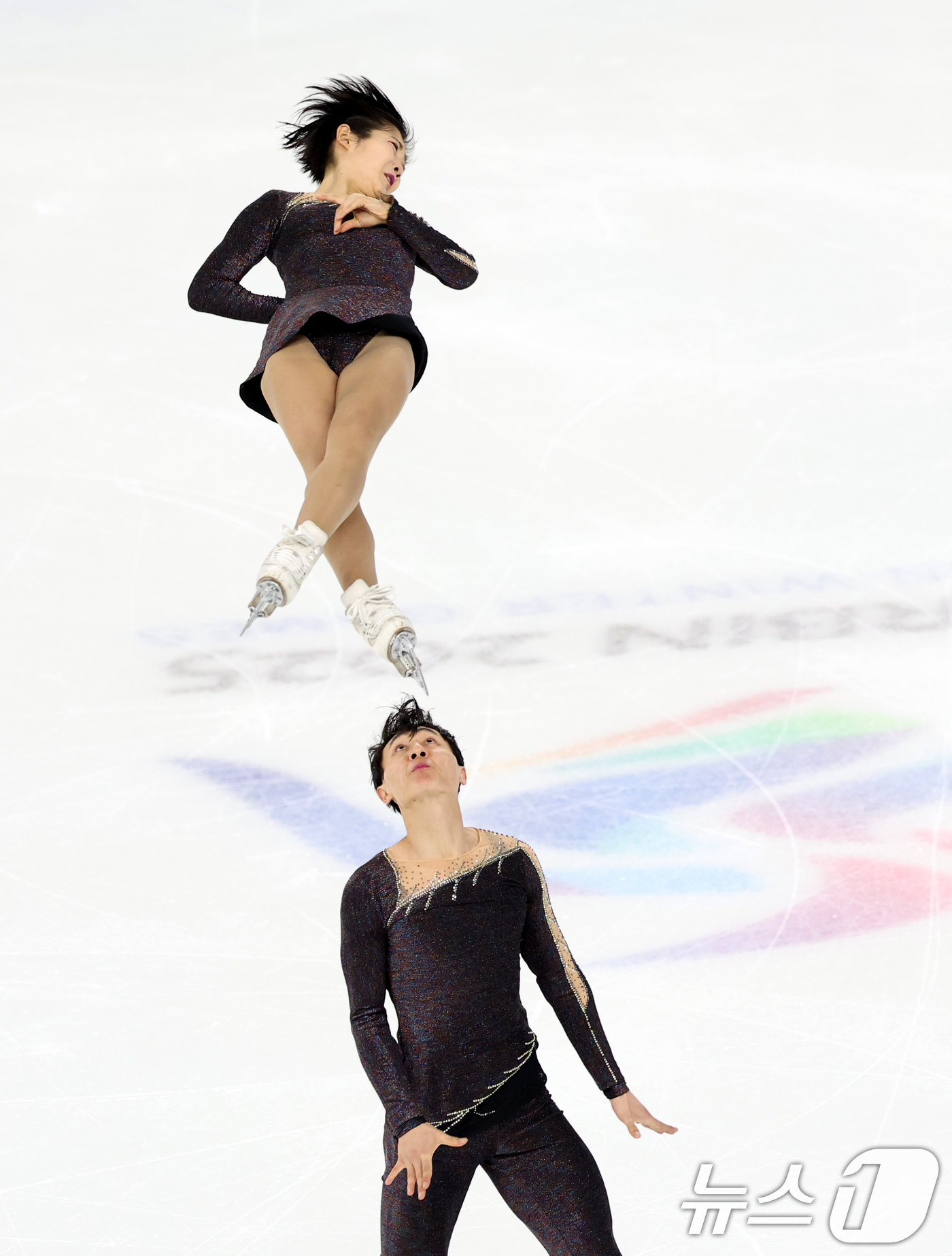 (하얼빈(중국)=뉴스1) 이승배 기자 = 북한 피겨 페어 렴대옥·한금철이 12일 중국 헤이룽장성 하얼빈 빙상훈련센터 다목적홀에서 열린 하얼빈 동계아시안게임 피겨 페어 프리종목에서 …