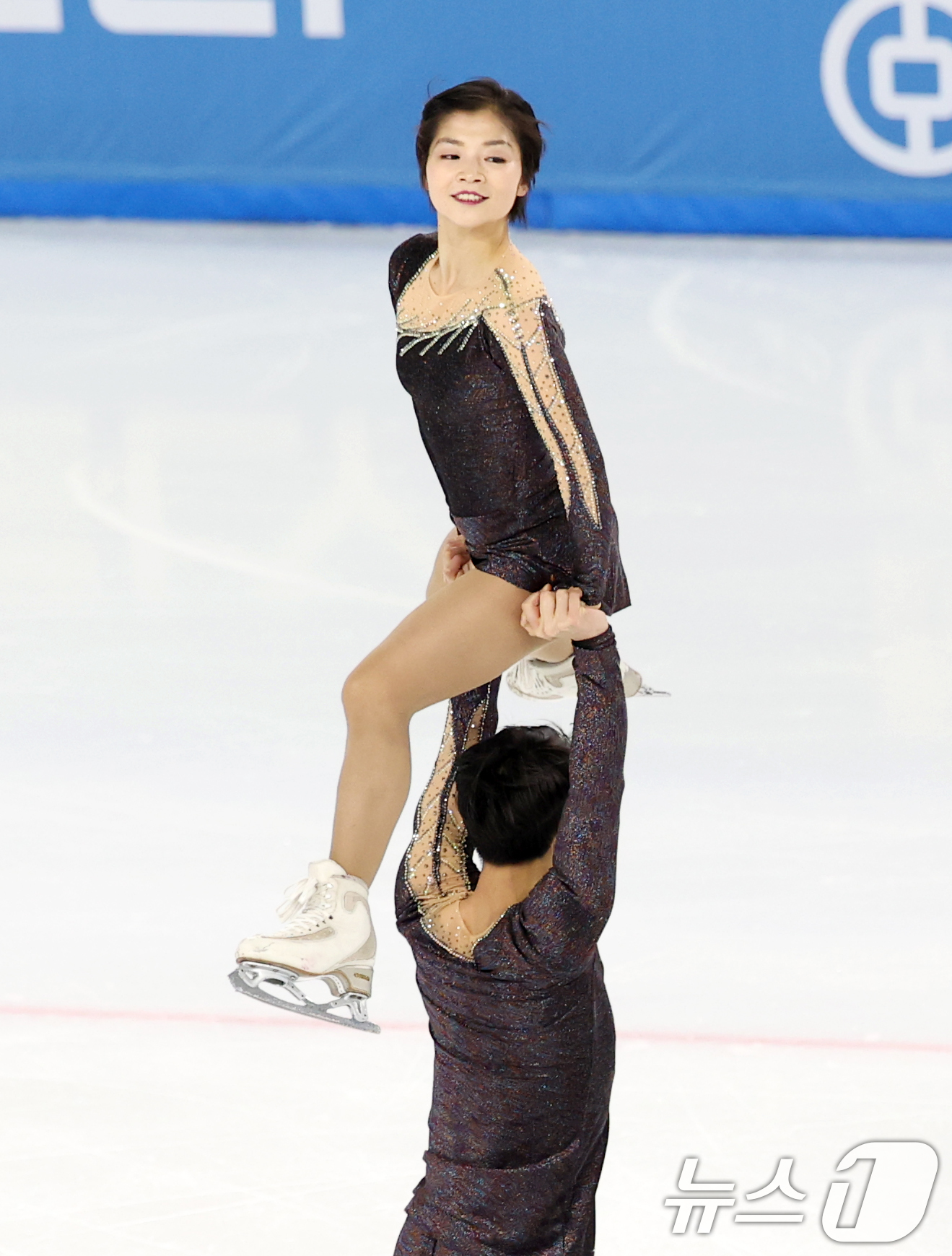 (하얼빈(중국)=뉴스1) 이승배 기자 = 북한 피겨 페어 렴대옥·한금철이 12일 중국 헤이룽장성 하얼빈 빙상훈련센터 다목적홀에서 열린 하얼빈 동계아시안게임 피겨 페어 프리종목에서 …