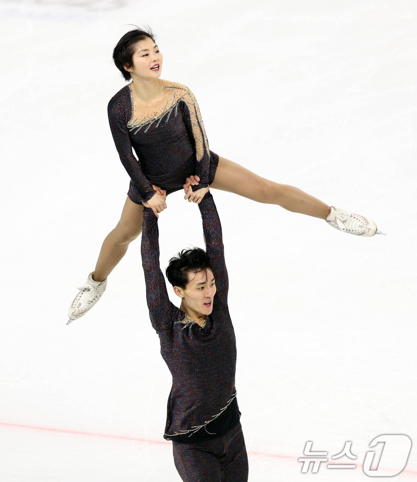 (하얼빈(중국)=뉴스1) 이승배 기자 = 북한 피겨 페어 렴대옥·한금철이 12일 중국 헤이룽장성 하얼빈 빙상훈련센터 다목적홀에서 열린 하얼빈 동계아시안게임 피겨 페어 프리종목에서 …