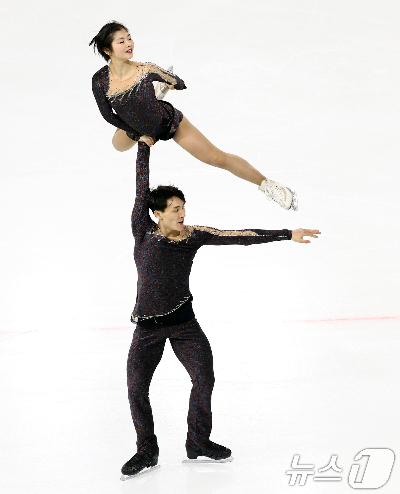 (하얼빈(중국)=뉴스1) 이승배 기자 = 북한 피겨 페어 렴대옥·한금철이 12일 중국 헤이룽장성 하얼빈 빙상훈련센터 다목적홀에서 열린 하얼빈 동계아시안게임 피겨 페어 프리종목에서 …