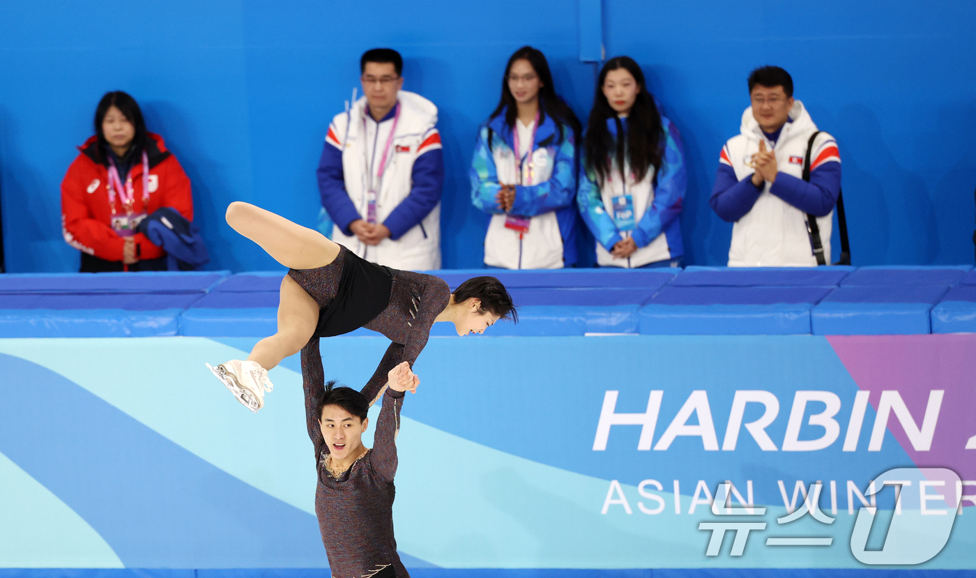 (하얼빈(중국)=뉴스1) 이승배 기자 = 북한 피겨 페어 렴대옥·한금철이 12일 중국 헤이룽장성 하얼빈 빙상훈련센터 다목적홀에서 열린 하얼빈 동계아시안게임 피겨 페어 프리종목에서 …