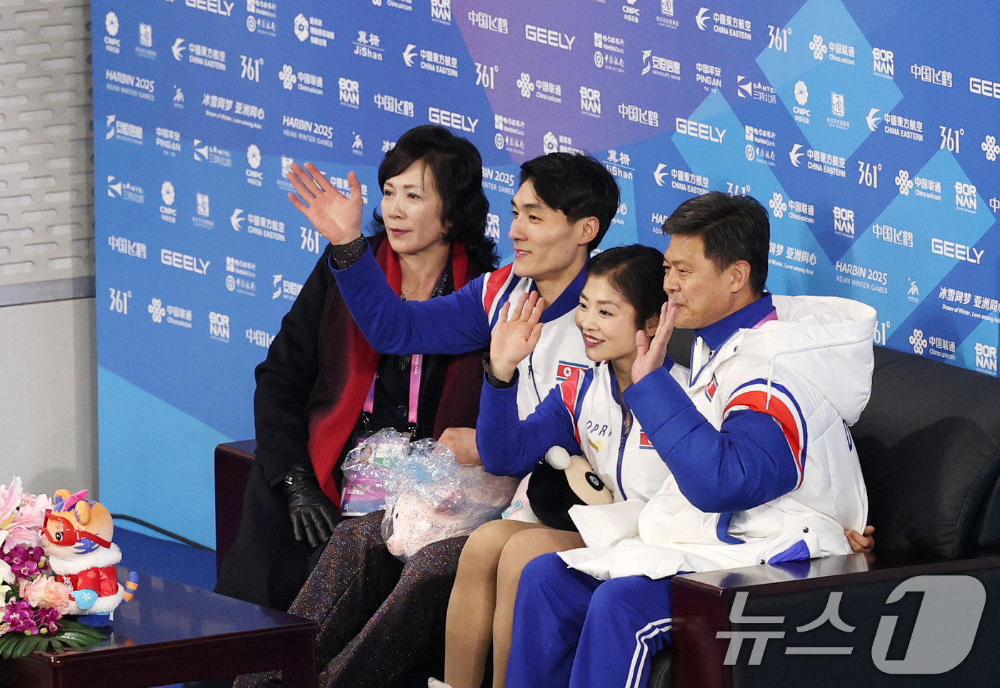 (하얼빈(중국)=뉴스1) 이승배 기자 = 북한 피겨 페어 렴대옥·한금철이 12일 중국 헤이룽장성 하얼빈 빙상훈련센터 다목적홀에서 열린 하얼빈 동계아시안게임 피겨 페어 프리종목에서 …