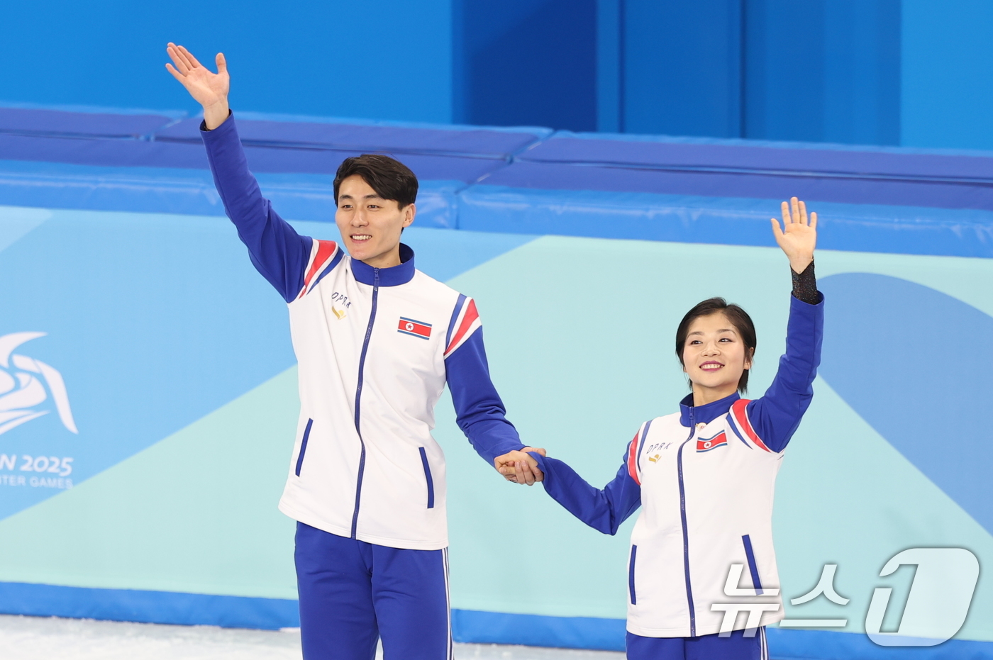 (하얼빈(중국)=뉴스1) 이승배 기자 = 하얼빈 동계아시안게임 피겨 페어에서 은메달을 차지한 북한 렴대옥·한금철이 12일 중국 헤이룽장성 하얼빈 빙상훈련센터 다목적홀에서 열린 시상 …