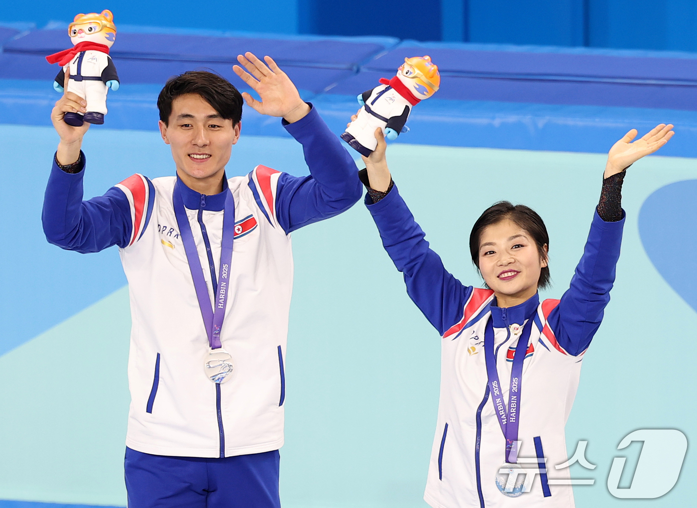 (하얼빈(중국)=뉴스1) 이승배 기자 = 하얼빈 동계아시안게임 피겨 페어에서 은메달을 차지한 북한 렴대옥·한금철이 12일 중국 헤이룽장성 하얼빈 빙상훈련센터 다목적홀에서 열린 시상 …