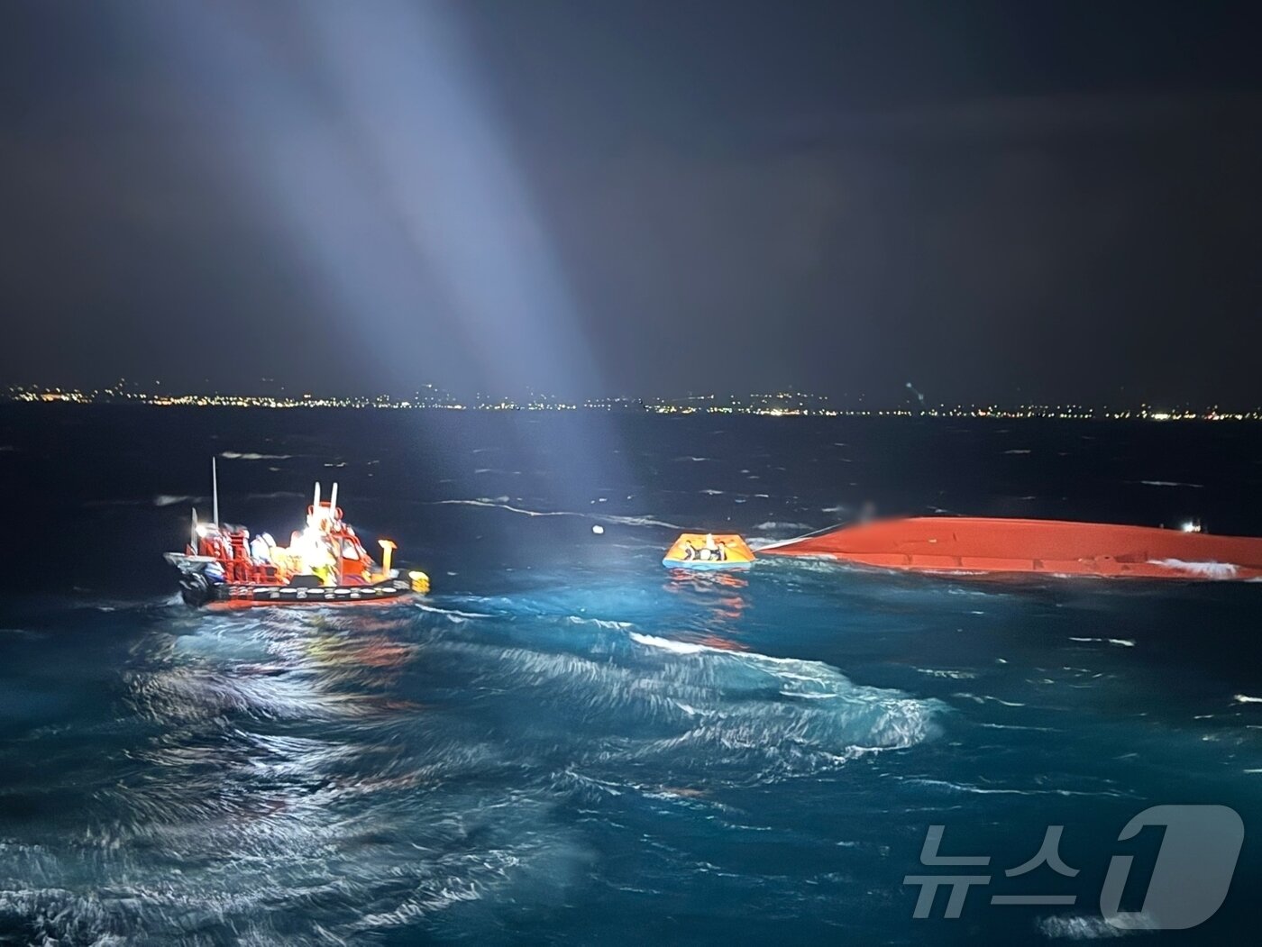 본문 이미지 - 12일 오후 7시 56분쯤 제주 서귀포시 표선면 약 12㎞ 해상에서 서귀포 선적의 근해연승어선 &#39;2066재성호&#39;가 전복돼 구조작업이 진행되고 있다. 해당 어선에는 승선원 10명이 타고 있던 것으로 전해졌다.&#40;제주해양경찰청 제공, 재판매 및 DB금지&#41; 2025.2.12/뉴스1