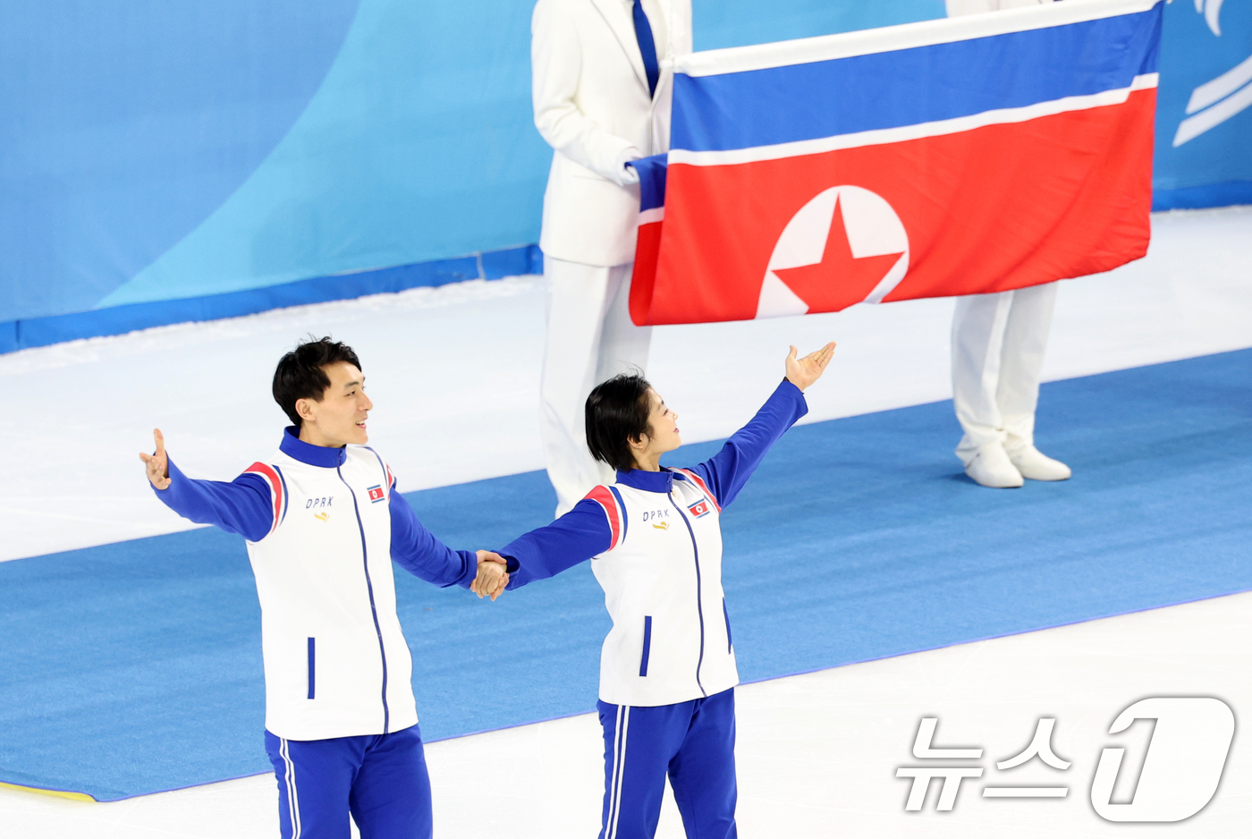 (하얼빈(중국)=뉴스1) 이승배 기자 = 하얼빈 동계아시안게임 피겨 페어에서 은메달을 차지한 북한 렴대옥·한금철이 12일 중국 헤이룽장성 하얼빈 빙상훈련센터 다목적홀에서 시상대로 …