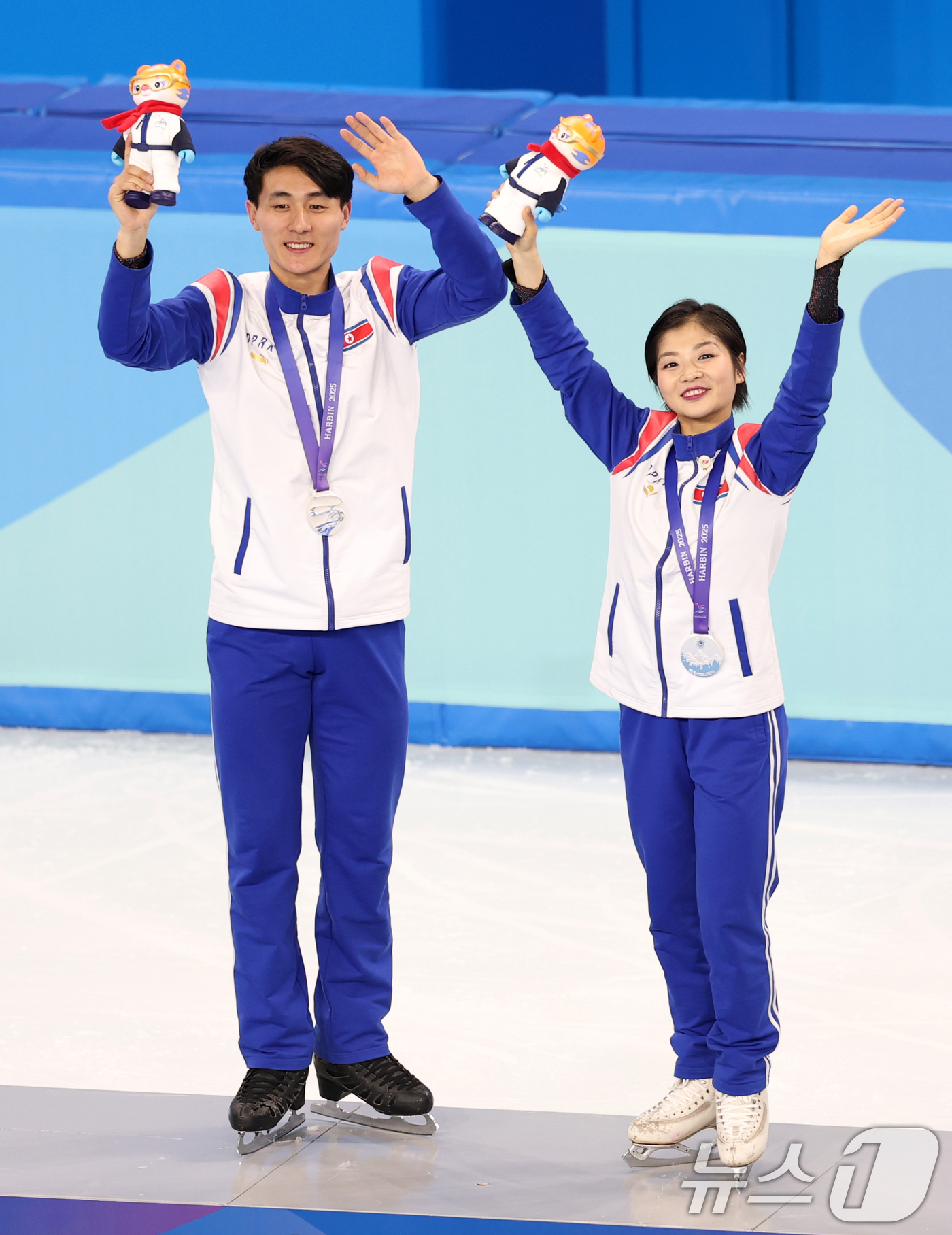 (하얼빈(중국)=뉴스1) 이승배 기자 = 하얼빈 동계아시안게임 피겨 페어에서 은메달을 차지한 북한 렴대옥·한금철이 12일 중국 헤이룽장성 하얼빈 빙상훈련센터 다목적홀에서 열린 시상 …