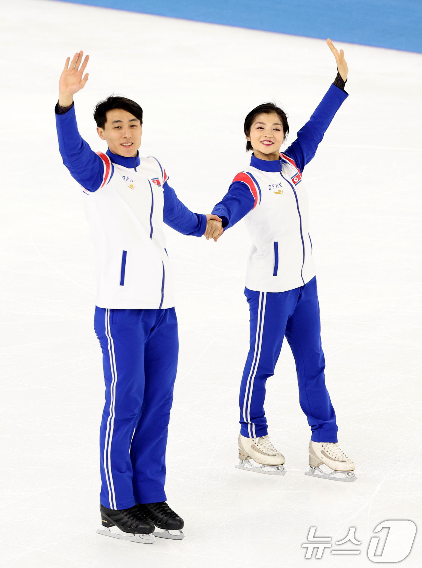 (하얼빈(중국)=뉴스1) 이승배 기자 = 하얼빈 동계아시안게임 피겨 페어에서 은메달을 차지한 북한 렴대옥·한금철이 12일 중국 헤이룽장성 하얼빈 빙상훈련센터 다목적홀에서 시상대로 …