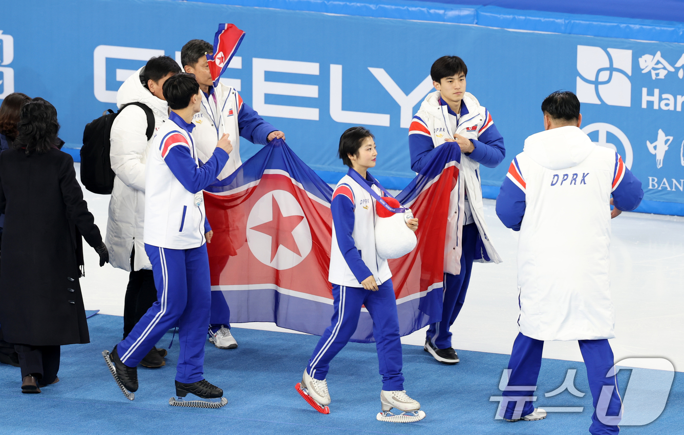 (하얼빈(중국)=뉴스1) 이승배 기자 = 하얼빈 동계아시안게임 피겨 페어에서 은메달을 차지한 북한 렴대옥·한금철이 12일 중국 헤이룽장성 하얼빈 빙상훈련센터 다목적홀에서 열린 시상 …