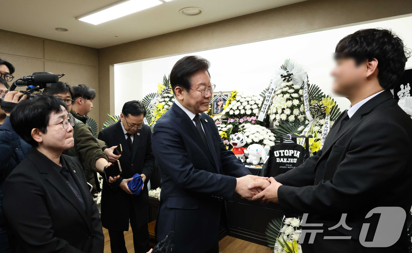 (대전=뉴스1) 김기태 기자 = 이재명 더불어민주당 대표가 12일 대전 서구 건양대병원 장례식장에서 교사에게 피살된 김하늘 양을 추모한 뒤 유가족을 위로하고 있다. 2025.2.1 …