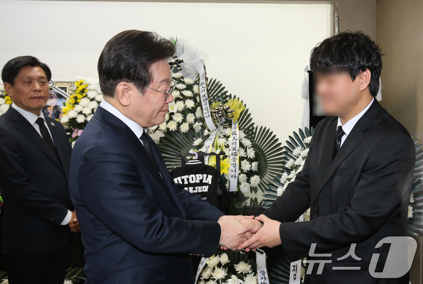 (대전=뉴스1) 김기태 기자 = 이재명 더불어민주당 대표가 12일 대전 서구 건양대병원 장례식장에서 교사에게 피살된 김하늘 양을 추모한 뒤 유가족을 위로하고 있다. 2025.2.1 …