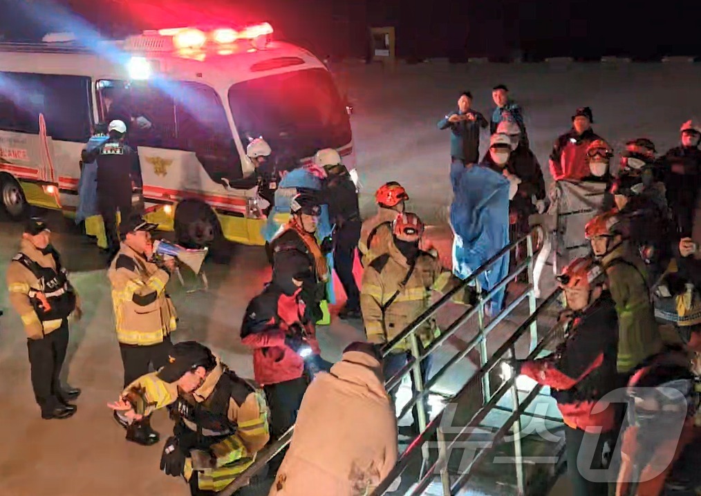 (제주=뉴스1) 홍수영 기자 = 12일 오후 7시 56분쯤 제주 서귀포시 표선면 약 12㎞ 해상에서 전복된 서귀포 선적의 근해연승어선 \'2066재성호\'의 승선원 5명이 구조돼 …