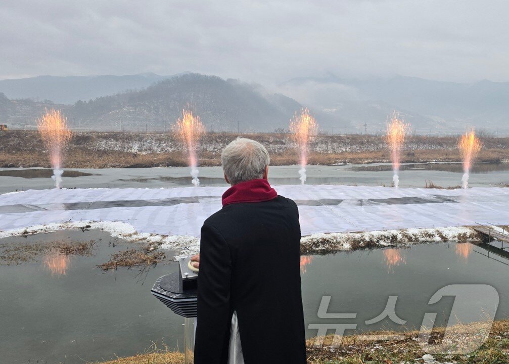 본문 이미지 - 12일 경북 청도의 청도천에서 이배 작가가 개인전 &#39;달집태우기&#39; 행사에서 점화 버튼을 눌러 퍼포먼스를 시작하고 있다. ⓒ 뉴스1 김정한 기자