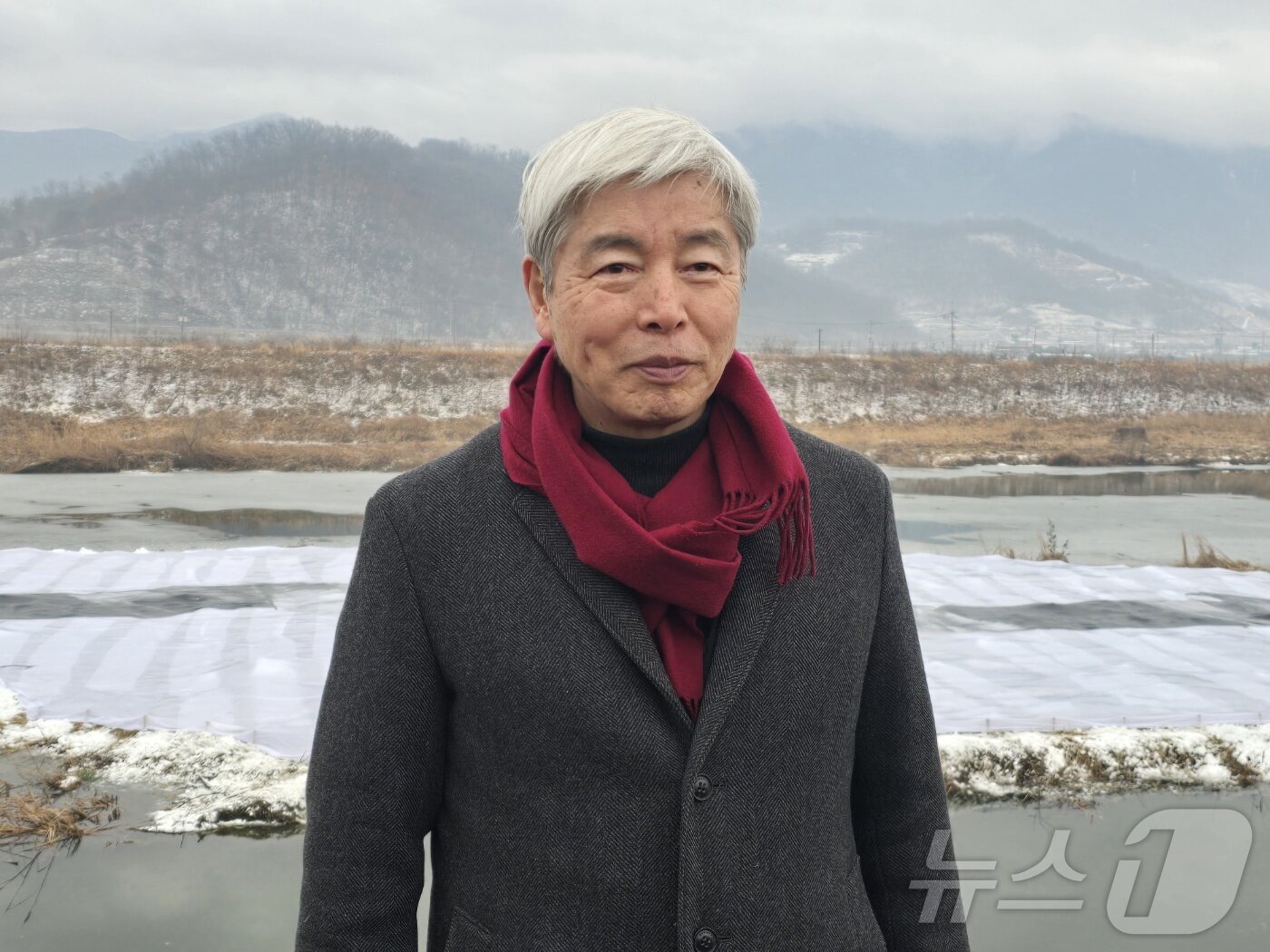 본문 이미지 - 12일 경북 청도의 청도천에서 이배 작가가 개인전 &#39;달집태우기&#39; 행사에 앞서 참관인들에게 인사말을 전하고 있다. ⓒ 뉴스1 김정한 기자