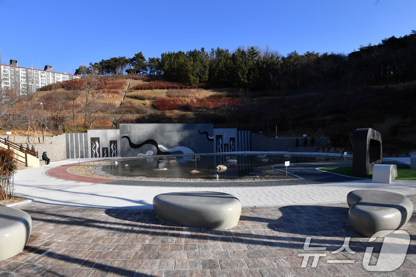 (포항=뉴스1) 최창호 기자 = 13일 오전 경북 포항시청사 뒷편에 작은 연못이 공사를 마치고 시민들에게 개방됐다.이곳은 시청을 찾은 민원인과 주변 시민들이 잠시나마 앉아 쉴 수 …