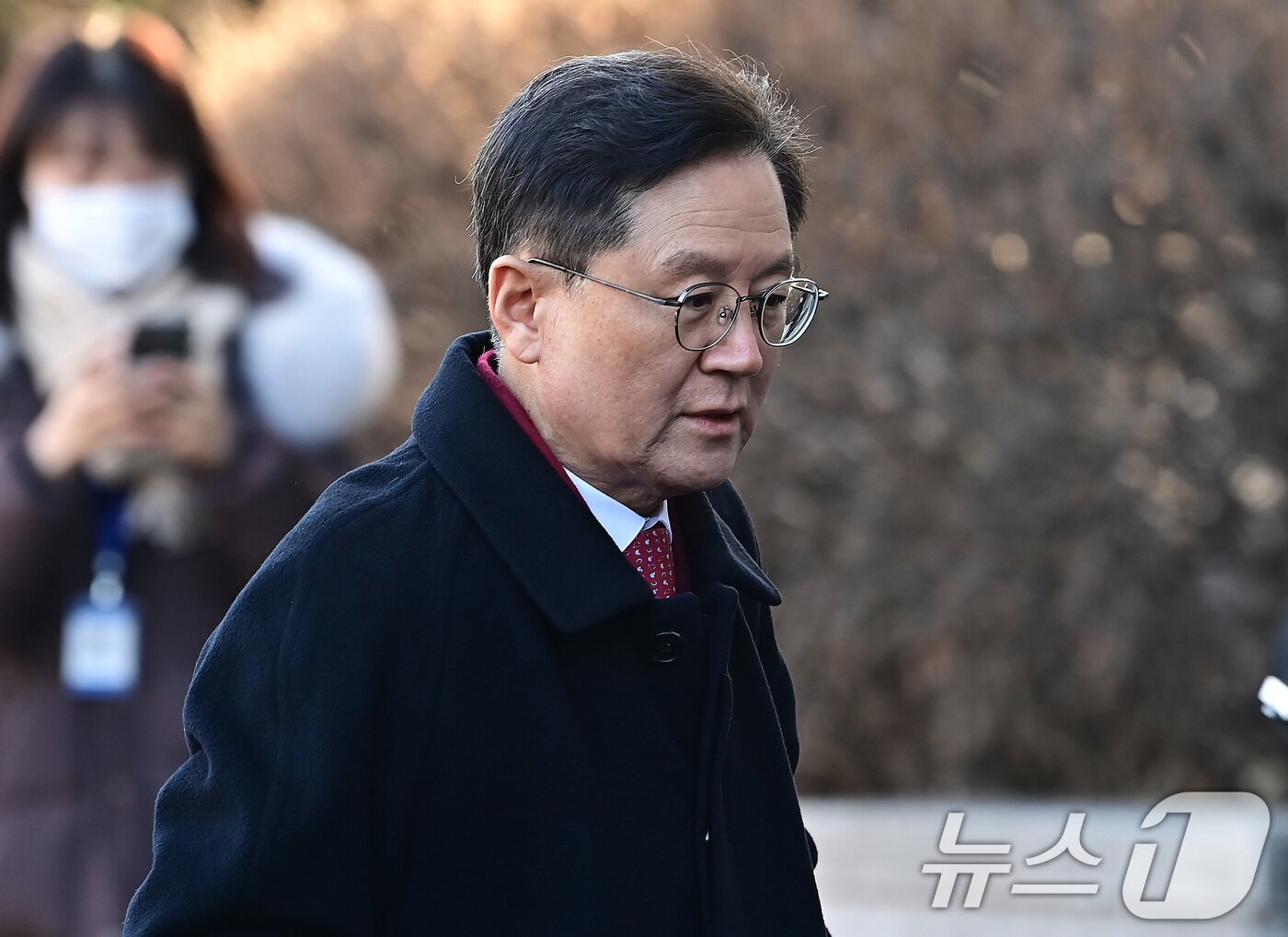 본문 이미지 - 윤석열 대통령 측 변호인인 윤갑근 변호사가 13일 오전 서울 종로구 헌법재판소에서 열리는 윤석열 대통령 탄핵 심판 8차 변론기일에 출석하고 있다. 2025.2.13/뉴스1 ⓒ News1 사진공동취재단