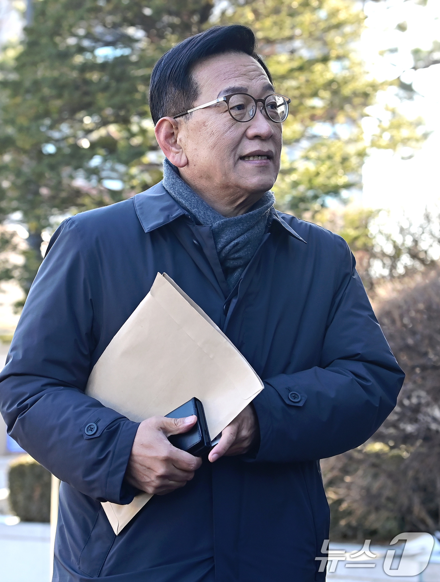 (서울=뉴스1) 사진공동취재단 = 윤석열 대통령 측 변호인인 석동현 변호사가 13일 오전 서울 종로구 헌법재판소에서 열리는 탄핵 심판 8차 변론기일에 출석하고 있다. 2025.2. …