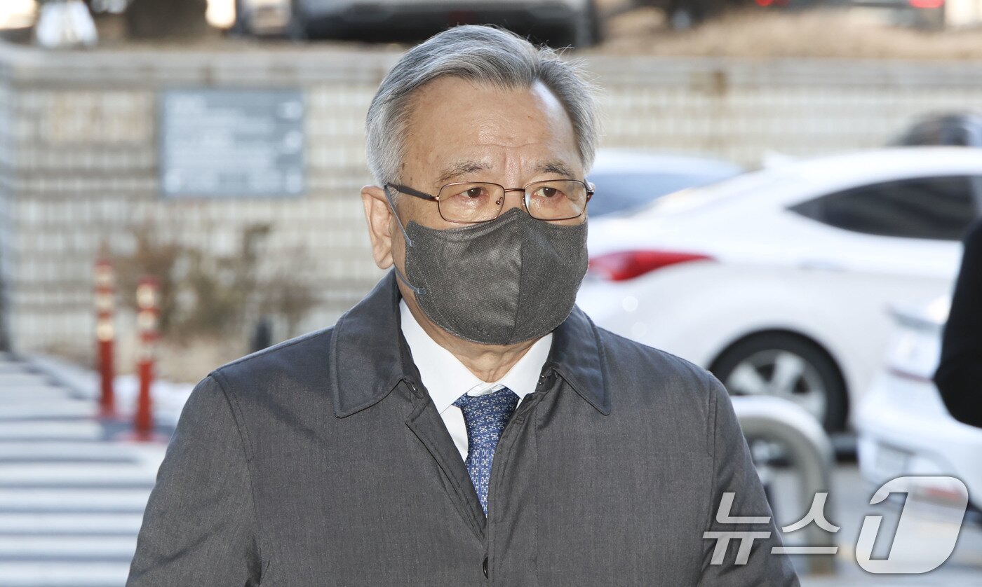 본문 이미지 - &#39;대장동 사건&#39;과 관련해 민간업자들에게 청탁을 대가로 금품을 수수한 혐의로 재판에 넘겨진 박영수 전 특별검사가 13일 오전 서울 서초구 서울중앙지법에서 열린 &#39;특정경제범죄가중처벌등에관한법률위반&#40;수재 등&#41;&#39; 혐의 1심 선고공판에 출석하고 있다. 이날 열린 1심 재판에서 박영수 전 특별검사는 징역 7년을 선고 받았다. &#40;공동취재&#41; 2025.2.13/뉴스1 ⓒ News1 박세연 기자