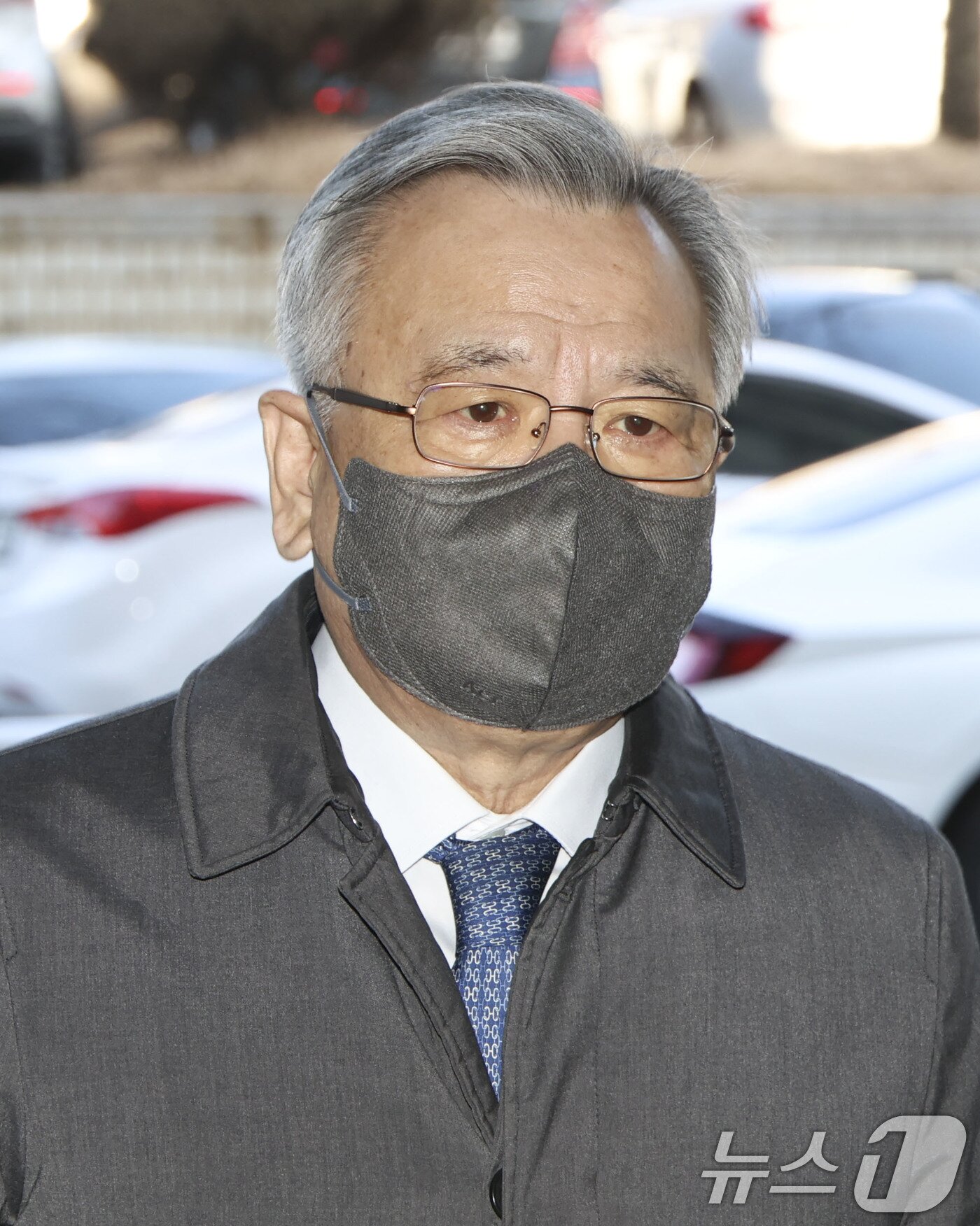 본문 이미지 - &#39;대장동 사건&#39;과 관련해 민간업자들에게 청탁을 대가로 금품을 수수한 혐의로 재판에 넘겨진 박영수 전 특별검사가 13일 오전 서울 서초구 서울중앙지법에서 열린 &#39;특정경제범죄가중처벌등에관한법률위반&#40;수재 등&#41;&#39; 혐의 1심 선고공판에 출석하고 있다. &#40;공동취재&#41; 2025.2.13/뉴스1 ⓒ News1 박세연 기자