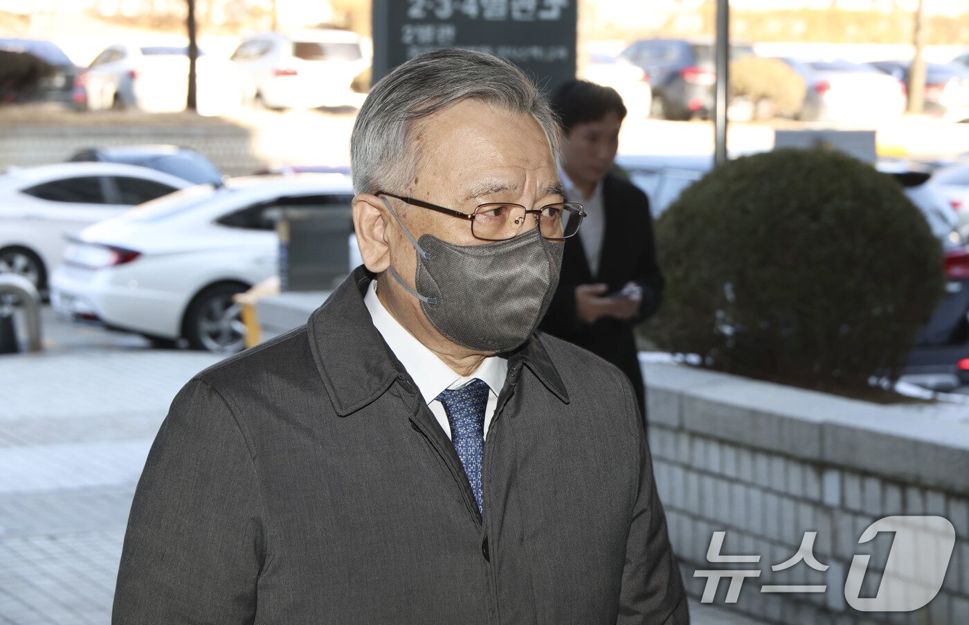 본문 이미지 - &#39;대장동 사건&#39;과 관련해 민간업자들에게 청탁을 대가로 금품을 수수한 혐의로 재판에 넘겨진 박영수 전 특별검사가 13일 오전 서울 서초구 서울중앙지법에서 열린 &#39;특정경제범죄가중처벌등에관한법률위반&#40;수재 등&#41;&#39; 혐의 1심 선고공판에 출석하고 있다. &#40;공동취재&#41; 2025.2.13/뉴스1 ⓒ News1 박세연 기자