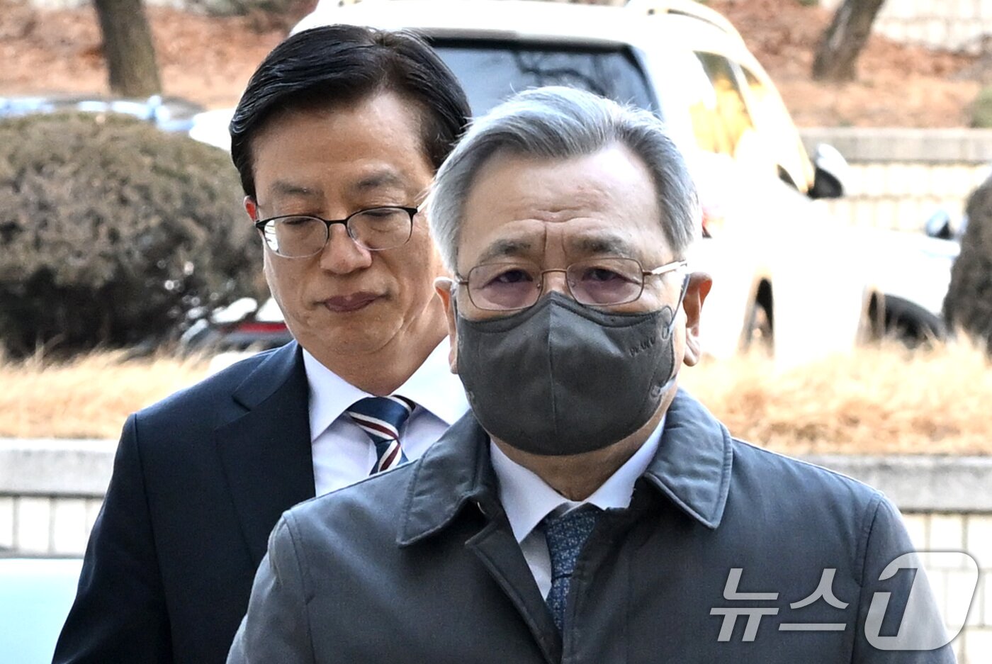 본문 이미지 - &#39;대장동 사건&#39;과 관련해 민간업자들에게 청탁을 대가로 금품을 수수한 혐의로 재판에 넘겨진 박영수 전 특별검사가 13일 오전 서울 서초구 서울중앙지법에서 열린 &#39;특정경제범죄가중처벌등에관한법률위반&#40;수재 등&#41;&#39; 혐의 1심 선고공판에 출석하고 있다. &#40;공동취재&#41; 2025.2.13/뉴스1 ⓒ News1 박세연 기자