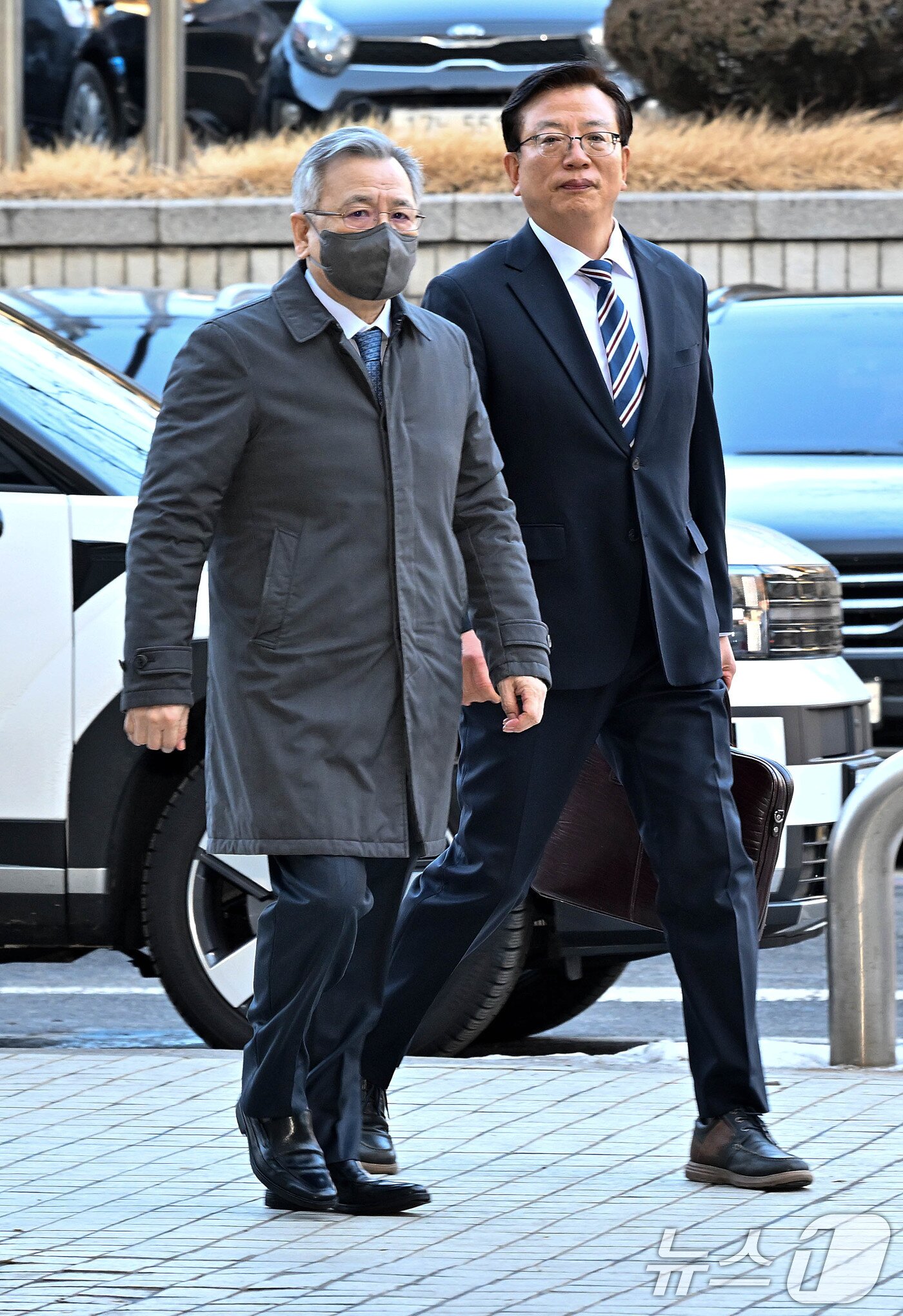 본문 이미지 - &#39;대장동 사건&#39;과 관련해 민간업자들에게 청탁을 대가로 금품을 수수한 혐의로 재판에 넘겨진 박영수 전 특별검사가 13일 오전 서울 서초구 서울중앙지법에서 열린 &#39;특정경제범죄가중처벌등에관한법률위반&#40;수재 등&#41;&#39; 혐의 1심 선고공판에 출석하고 있다. &#40;공동취재&#41; 2025.2.13/뉴스1 ⓒ News1 박세연 기자