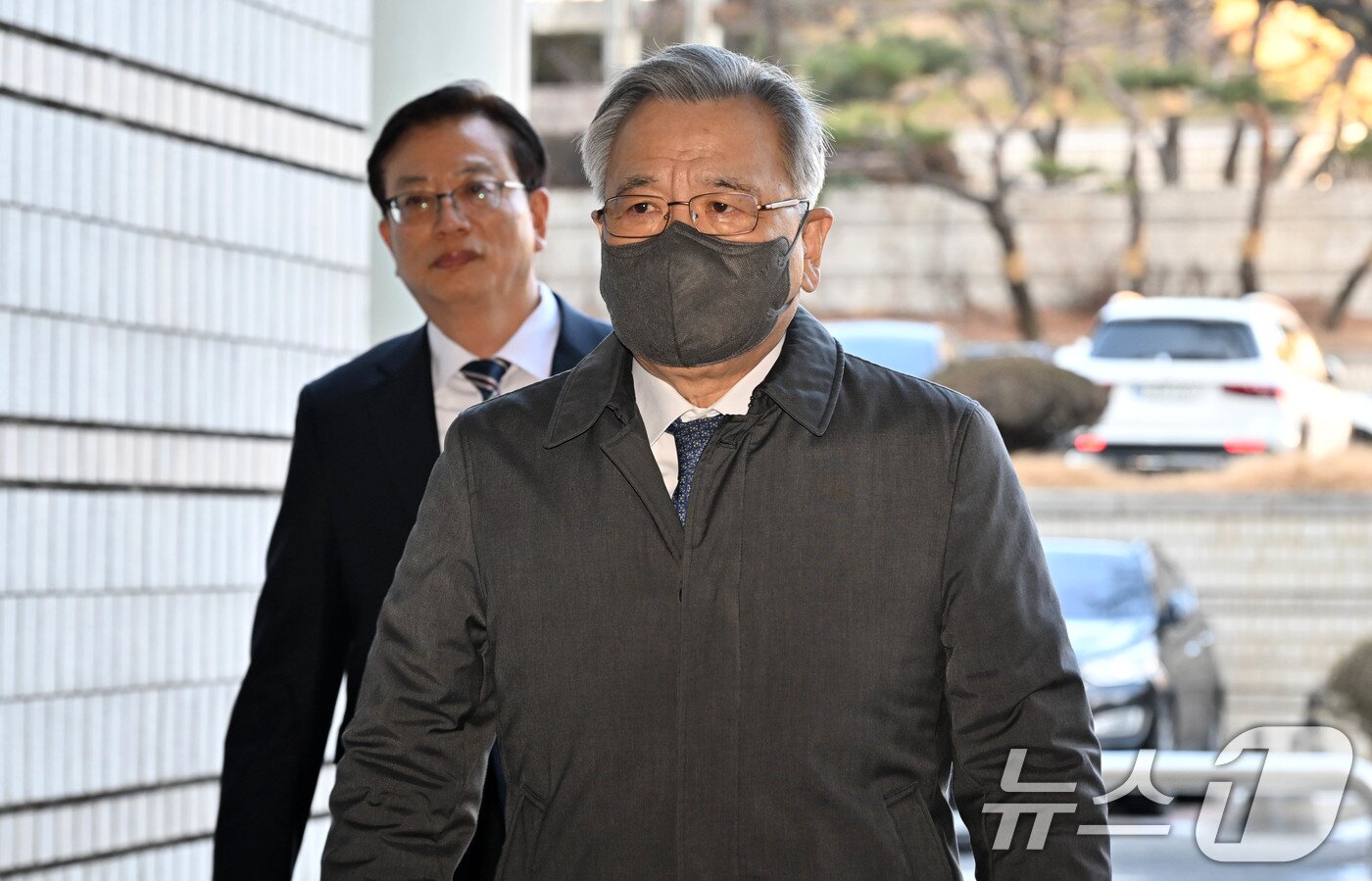 본문 이미지 - &#39;대장동 사건&#39;과 관련해 민간업자들에게 청탁을 대가로 금품을 수수한 혐의로 재판에 넘겨진 박영수 전 특별검사가 13일 오전 서울 서초구 서울중앙지법에서 열린 &#39;특정경제범죄가중처벌등에관한법률위반&#40;수재 등&#41;&#39; 혐의 1심 선고공판에 출석하고 있다. &#40;공동취재&#41; 2025.2.13/뉴스1 ⓒ News1 박세연 기자