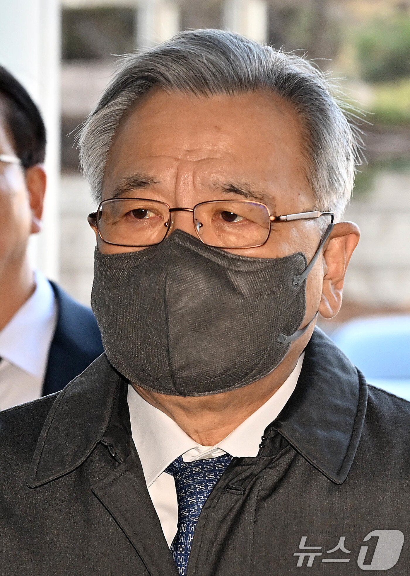 본문 이미지 - &#39;대장동 사건&#39;과 관련해 민간업자들에게 청탁을 대가로 금품을 수수한 혐의로 재판에 넘겨진 박영수 전 특별검사가 13일 오전 서울 서초구 서울중앙지법에서 열린 &#39;특정경제범죄가중처벌등에관한법률위반&#40;수재 등&#41;&#39; 혐의 1심 선고공판에 출석하고 있다. &#40;공동취재&#41; 2025.2.13/뉴스1 ⓒ News1 박세연 기자