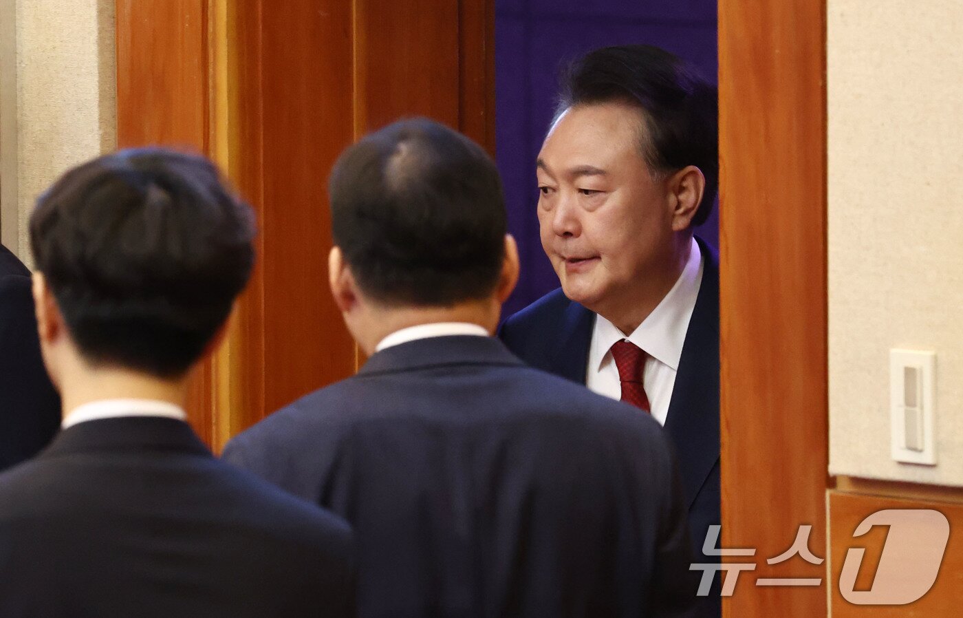 본문 이미지 - 윤석열 대통령이 13일 서울 종로구 헌법재판소에서 열린 &#39;윤석열 대통령 탄핵심판 8차 변론 기일&#39;에 출석하고 있다. 2025.2.13/뉴스1 ⓒ News1 사진공동취재단