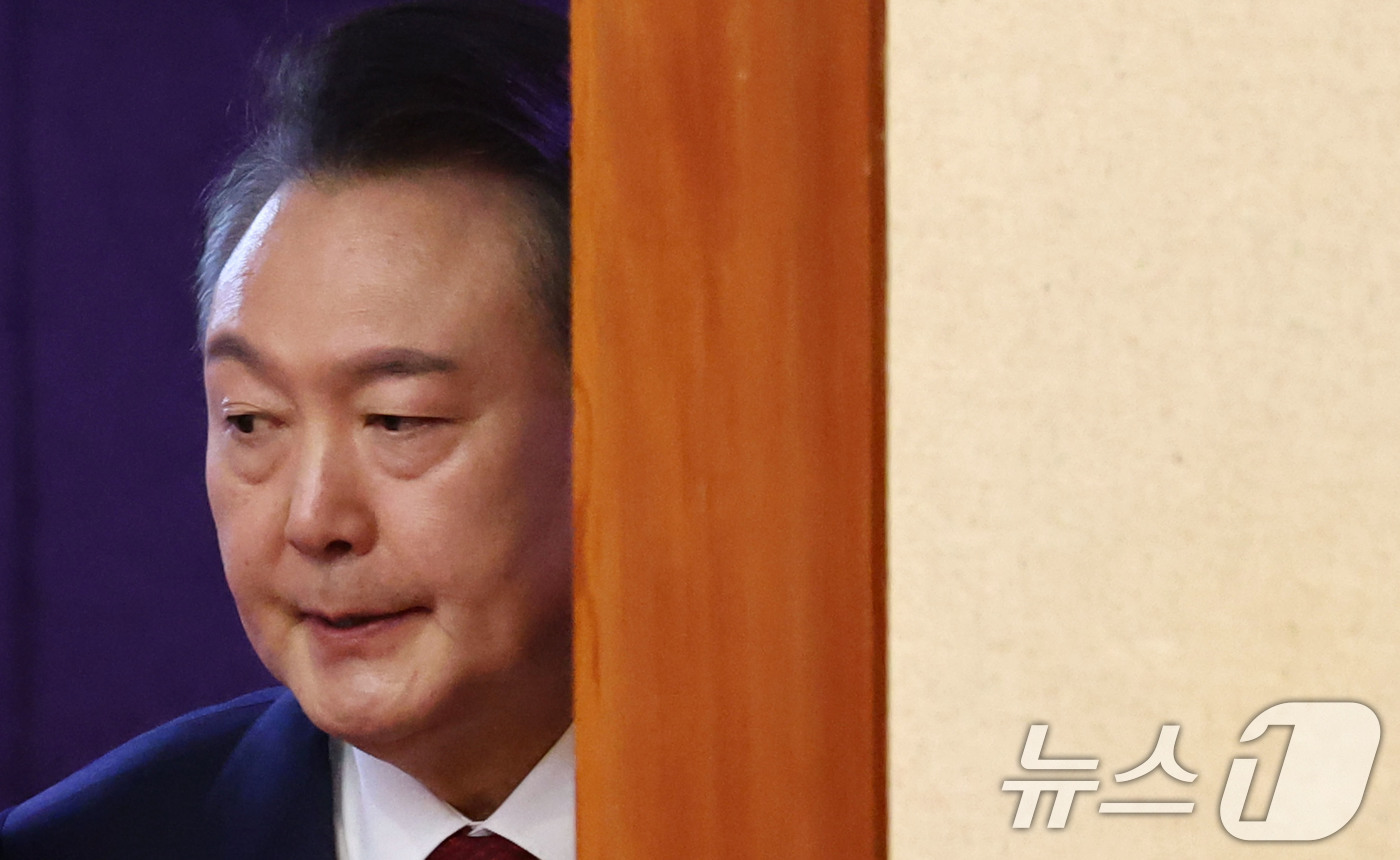 (서울=뉴스1) 사진공동취재단 = 윤석열 대통령이 13일 서울 종로구 헌법재판소에서 열린 '윤석열 대통령 탄핵심판 8차 변론'에 출석하고 있다. 2025.2.13/뉴스1