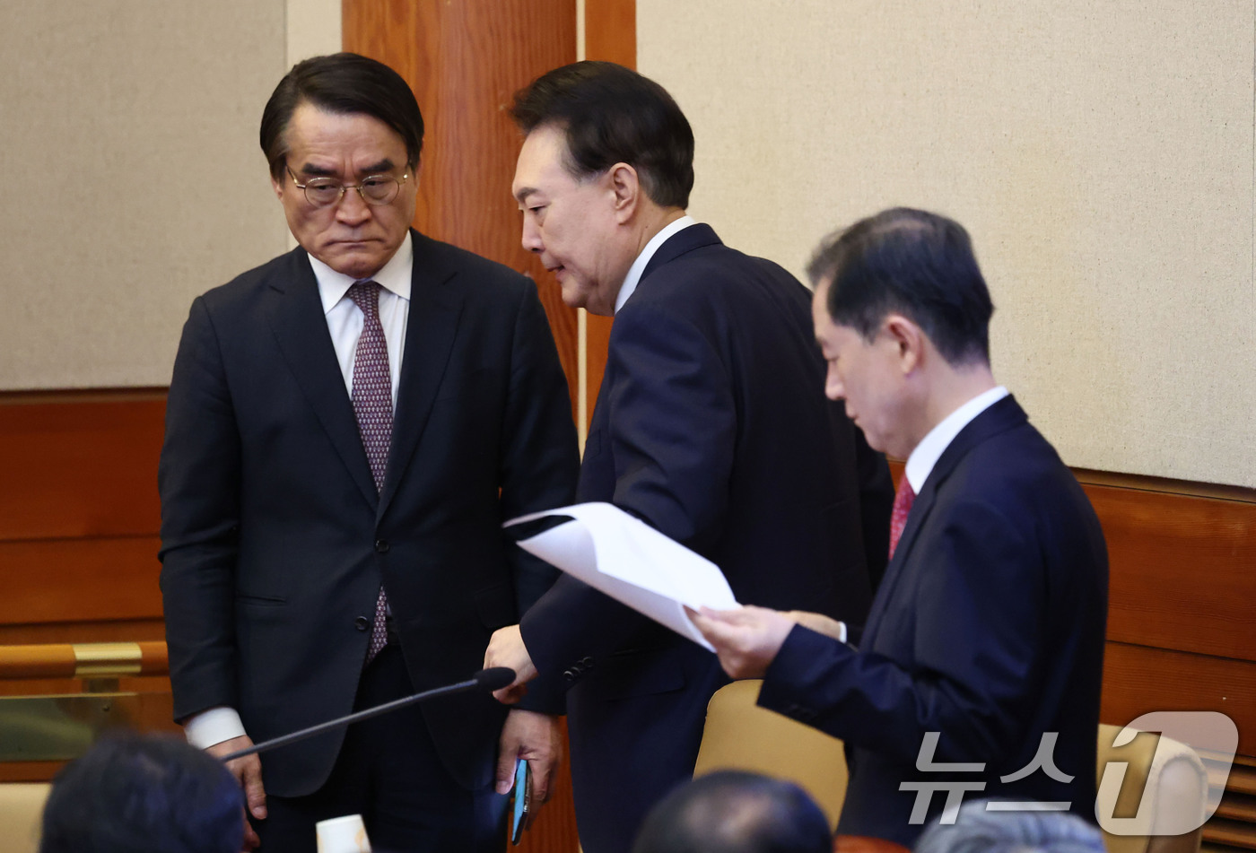 (서울=뉴스1) 사진공동취재단 = 윤석열 대통령이 13일 서울 종로구 헌법재판소에서 열린 '윤석열 대통령 탄핵심판 8차 변론'에 출석하고 있다. 2025.2.13/뉴스1