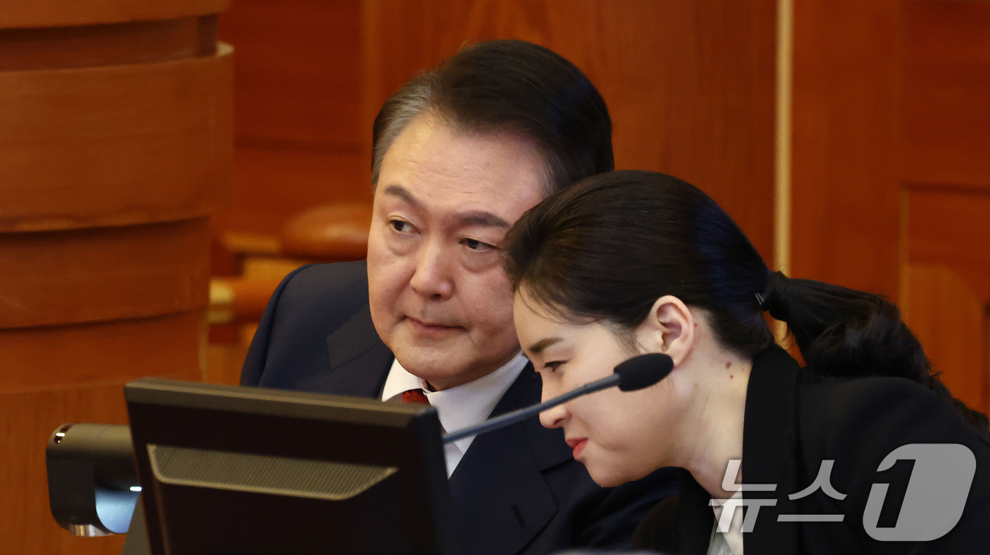 (서울=뉴스1) 사진공동취재단 = 윤석열 대통령이 13일 서울 종로구 헌법재판소에서 열린 '윤석열 대통령 탄핵심판 8차 변론'에 출석해 변호인과 대화하고 있다. 2025.2.13/ …