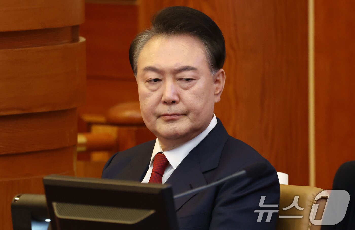 본문 이미지 - 윤석열 대통령이 13일 서울 종로구 헌법재판소에서 열린 '윤석열 대통령 탄핵심판 8차 변론'에 출석해 있다. 2025.2.13/뉴스1 ⓒ News1 사진공동취재단
