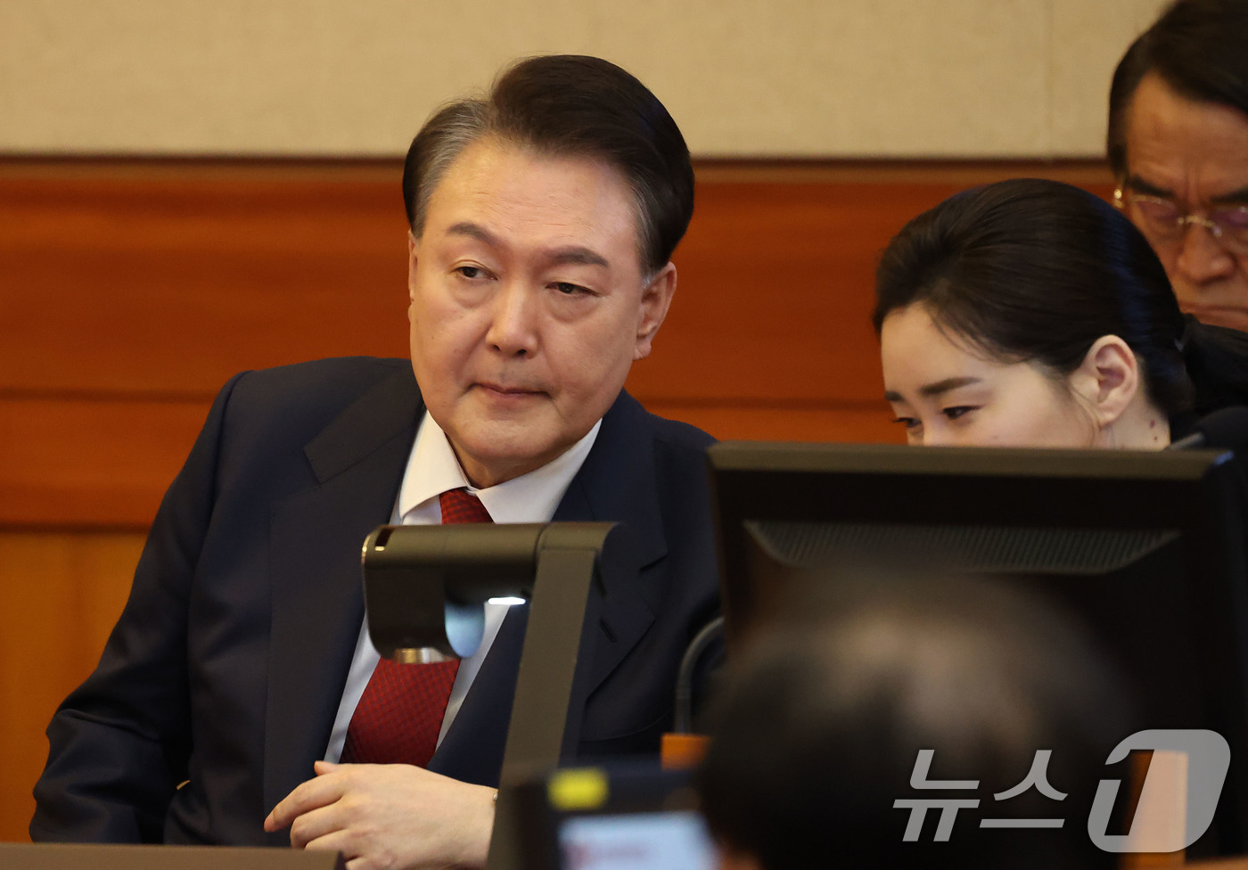 (서울=뉴스1) 사진공동취재단 = 윤석열 대통령이 13일 서울 종로구 헌법재판소에서 열린 탄핵심판 8차 변론에 출석해 변호인과 대화하고 있다. 2025.2.13/뉴스1