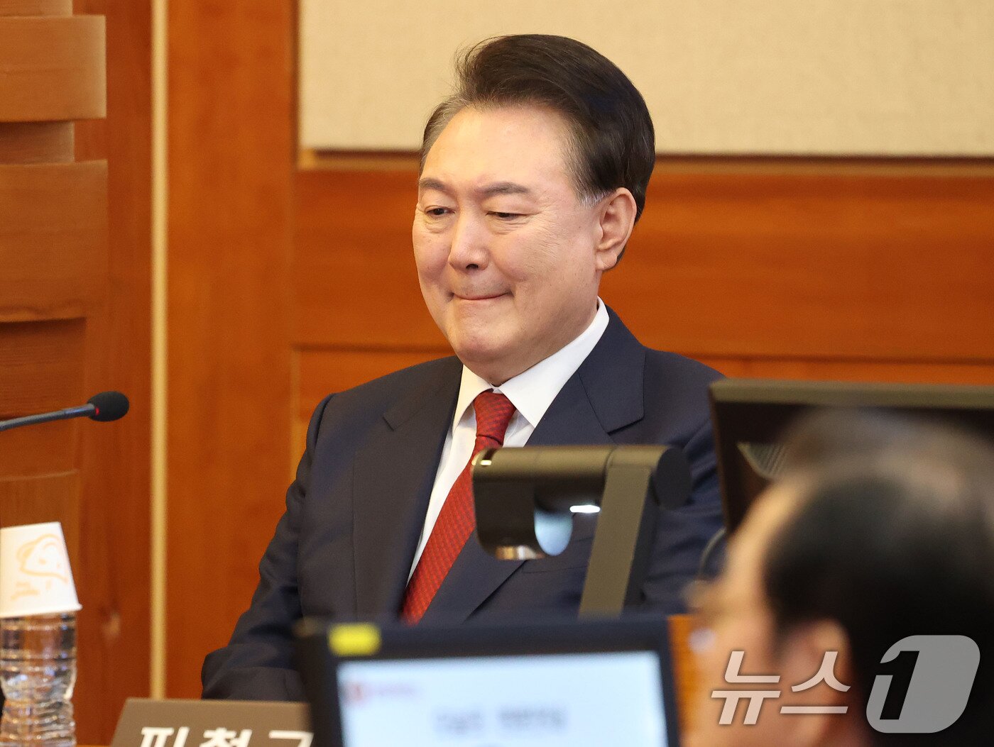 본문 이미지 - 윤석열 대통령이 13일 서울 종로구 헌법재판소에서 열리는 탄핵심판 8차 변론에 출석하고 있다. 2025.2.13/뉴스1 ⓒ News1 사진공동취재단