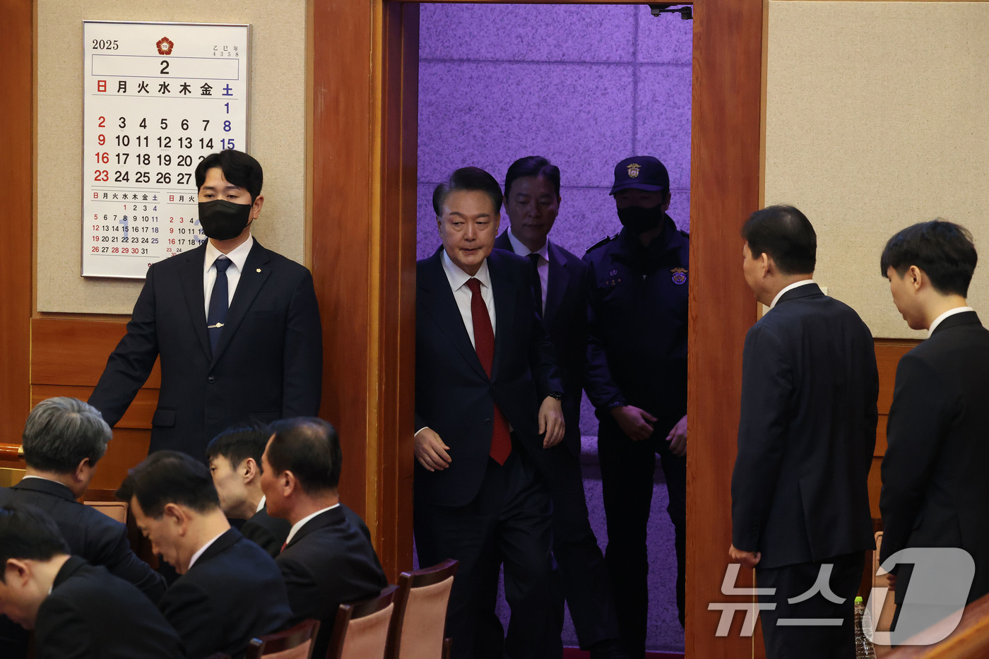 (서울=뉴스1) 사진공동취재단 = 윤석열 대통령이 13일 서울 종로구 헌법재판소에서 열린 탄핵심판 8차 변론에 출석하고 있다. 2025.2.13/뉴스1