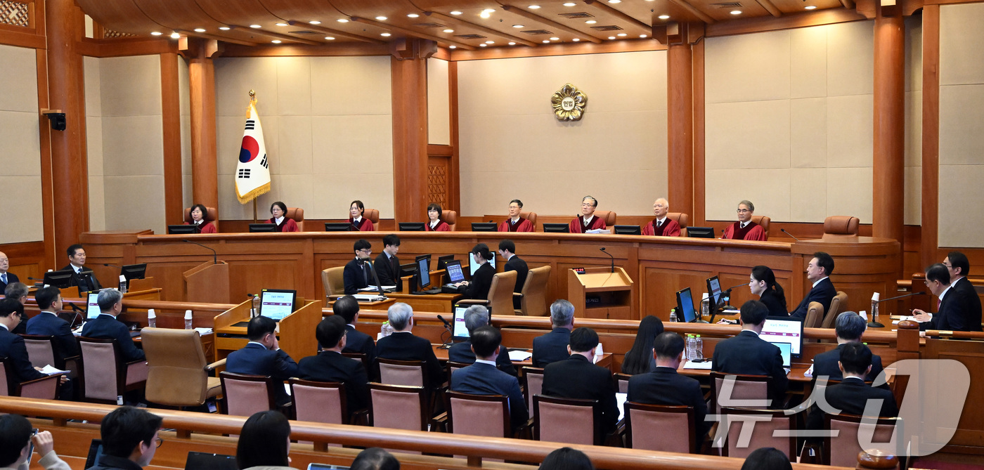 (서울=뉴스1) 사진공동취재단 = 13일 서울 종로구 헌법재판소에서 윤석열 대통령 탄핵심판 8차 변론 기일이 진행되고 있다. 2025.2.13/뉴스1